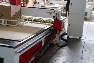 GC2030V Tamaño grande 2000*3000mm Máquina fresadora CNC con rodillo de pellizco para madera MDF acrílico