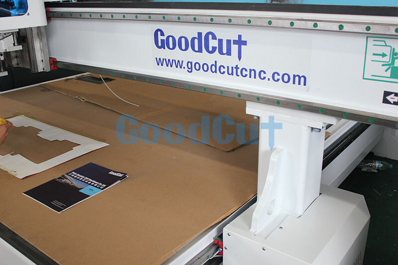 GC1625-O Fresadora CNC para madera con cabezal de corte de cuchilla vibratoria para cartón