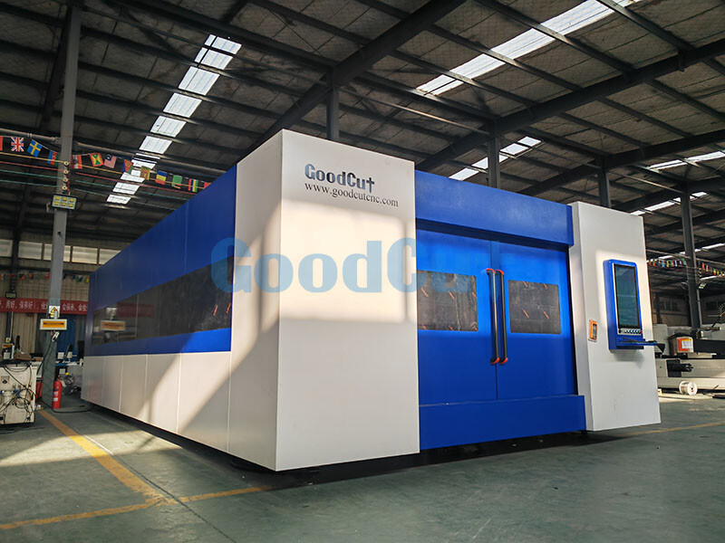 Máquina de corte por láser de fibra de doble mesa GC3060FC-D con cubierta protectora cerrada