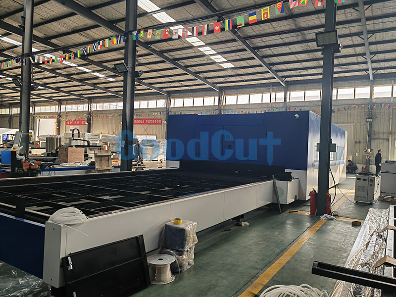 Máquina de corte por láser de fibra de doble mesa GC3060FC-D con cubierta protectora cerrada