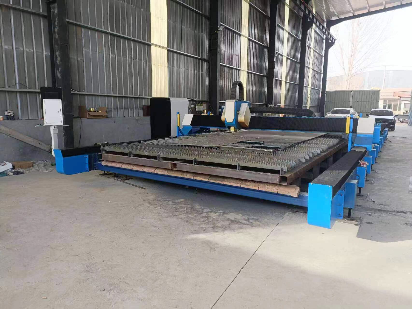 Máquina de corte láser de fibra óptica para rieles de tierra GC3012F de gran tamaño