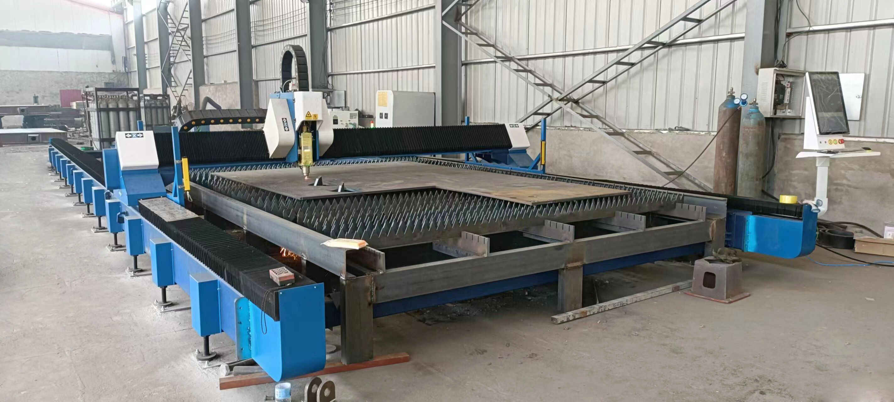 Máquina de corte láser de fibra óptica para rieles de tierra GC3012F de gran tamaño