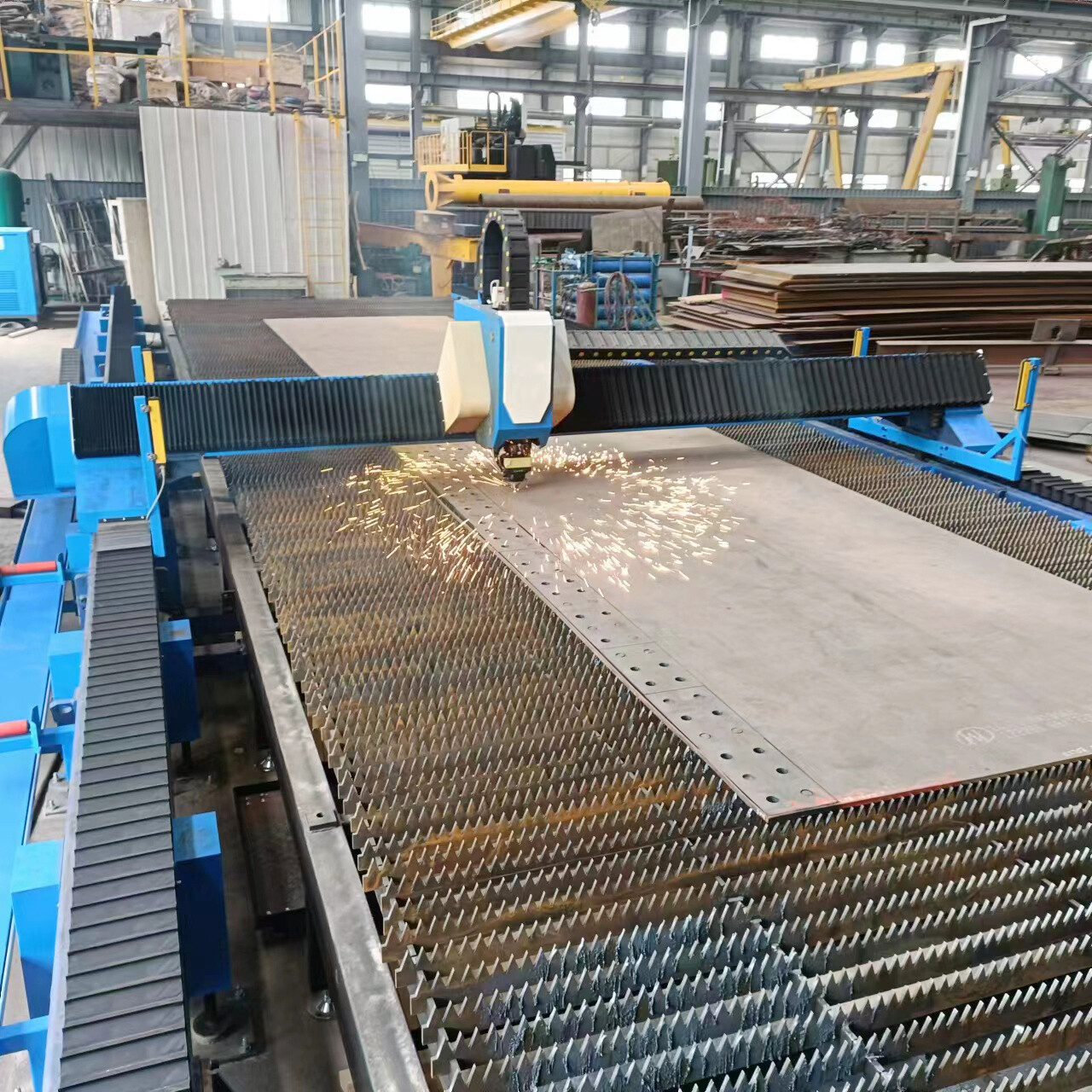 Máquina de corte láser de fibra óptica para rieles de tierra GC3012F de gran tamaño