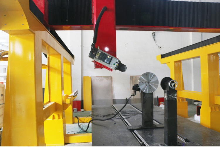 GC1325-4 Router CNC de Eje con Cabeza Oscilante y Dispositivo Rotatorio