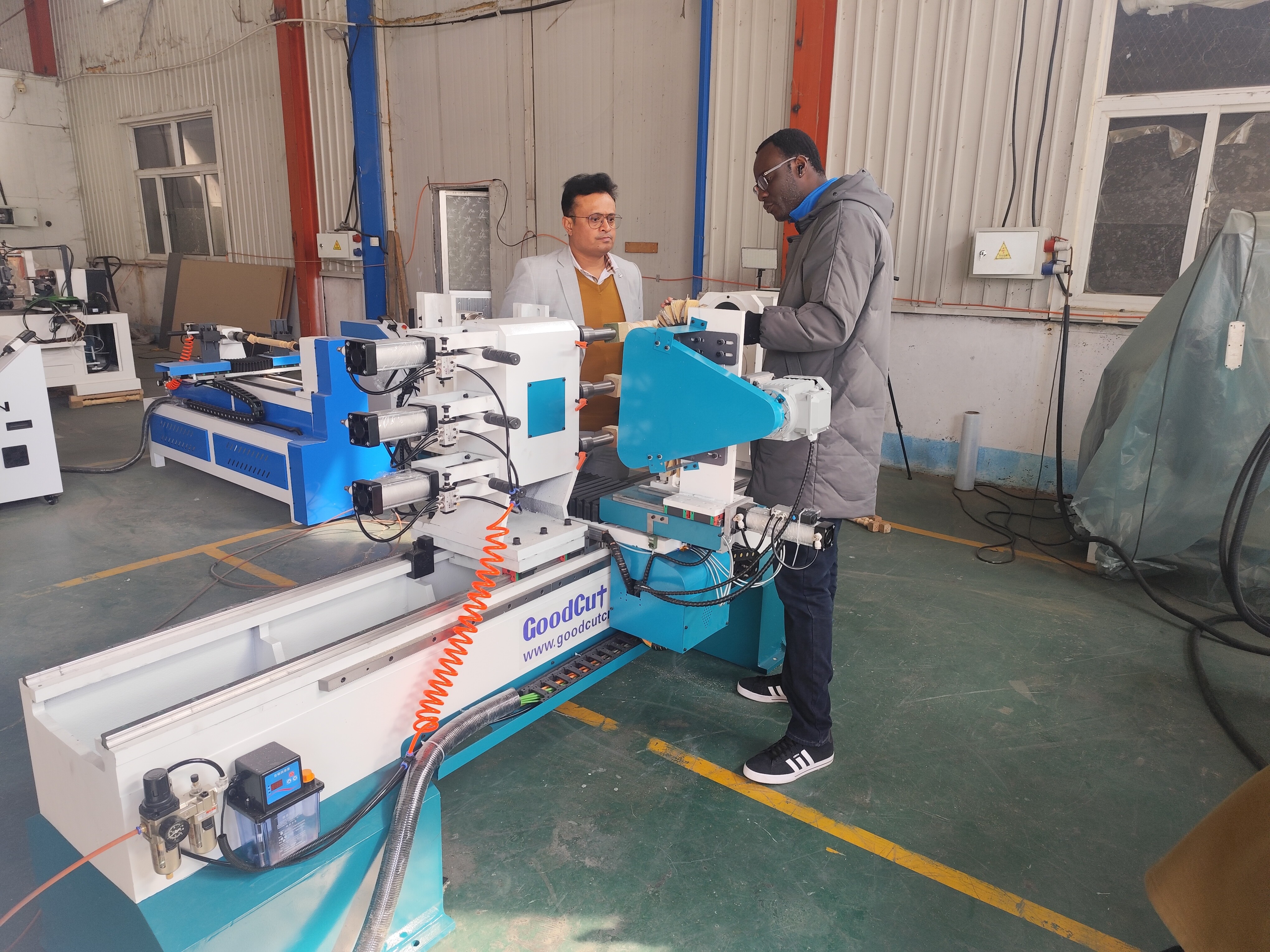 Un cliente indio visita la empresa y la fábrica de GoodCut