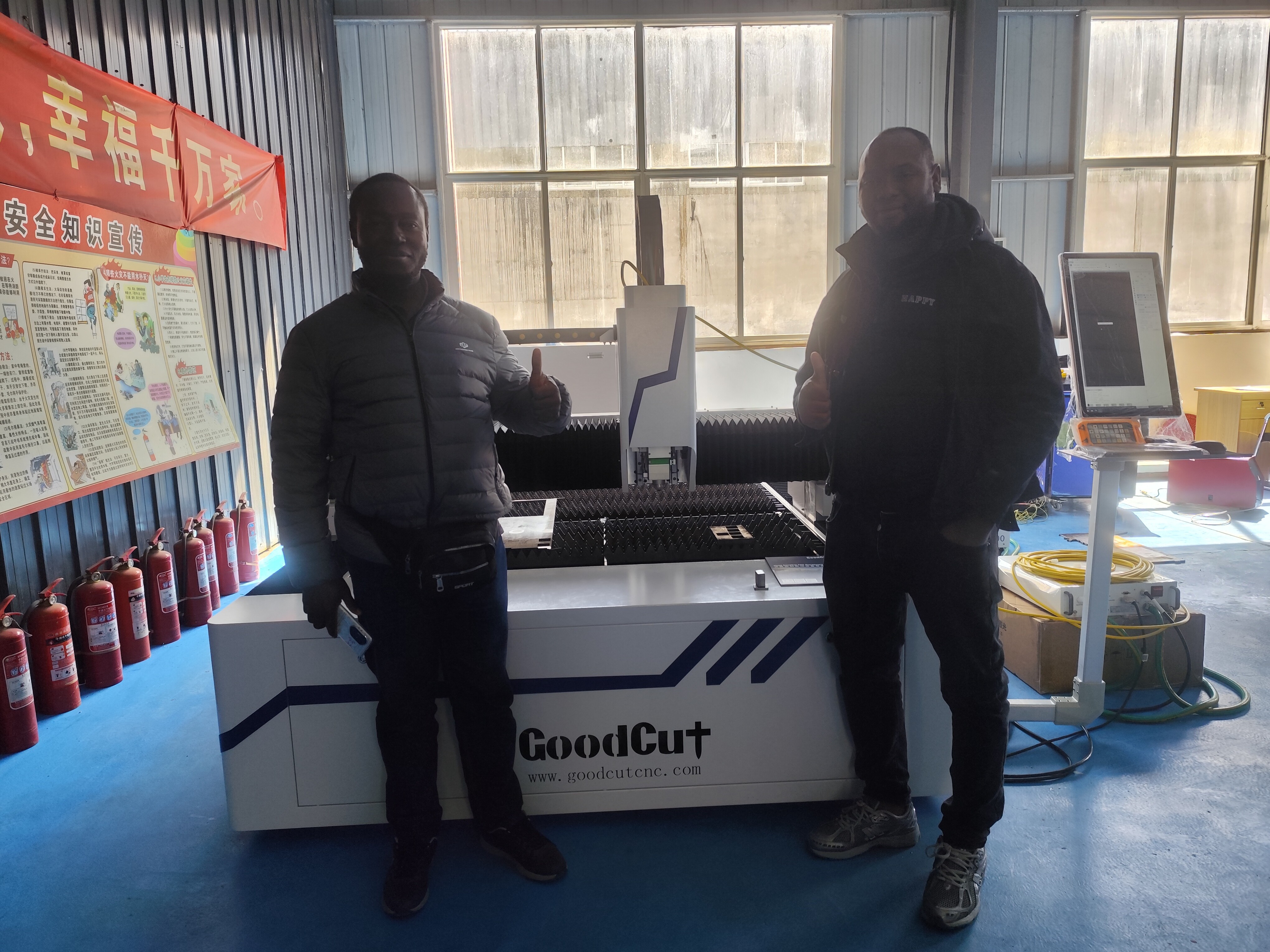 Los clientes nigerianos visitaron la máquina de corte por láser de fibra