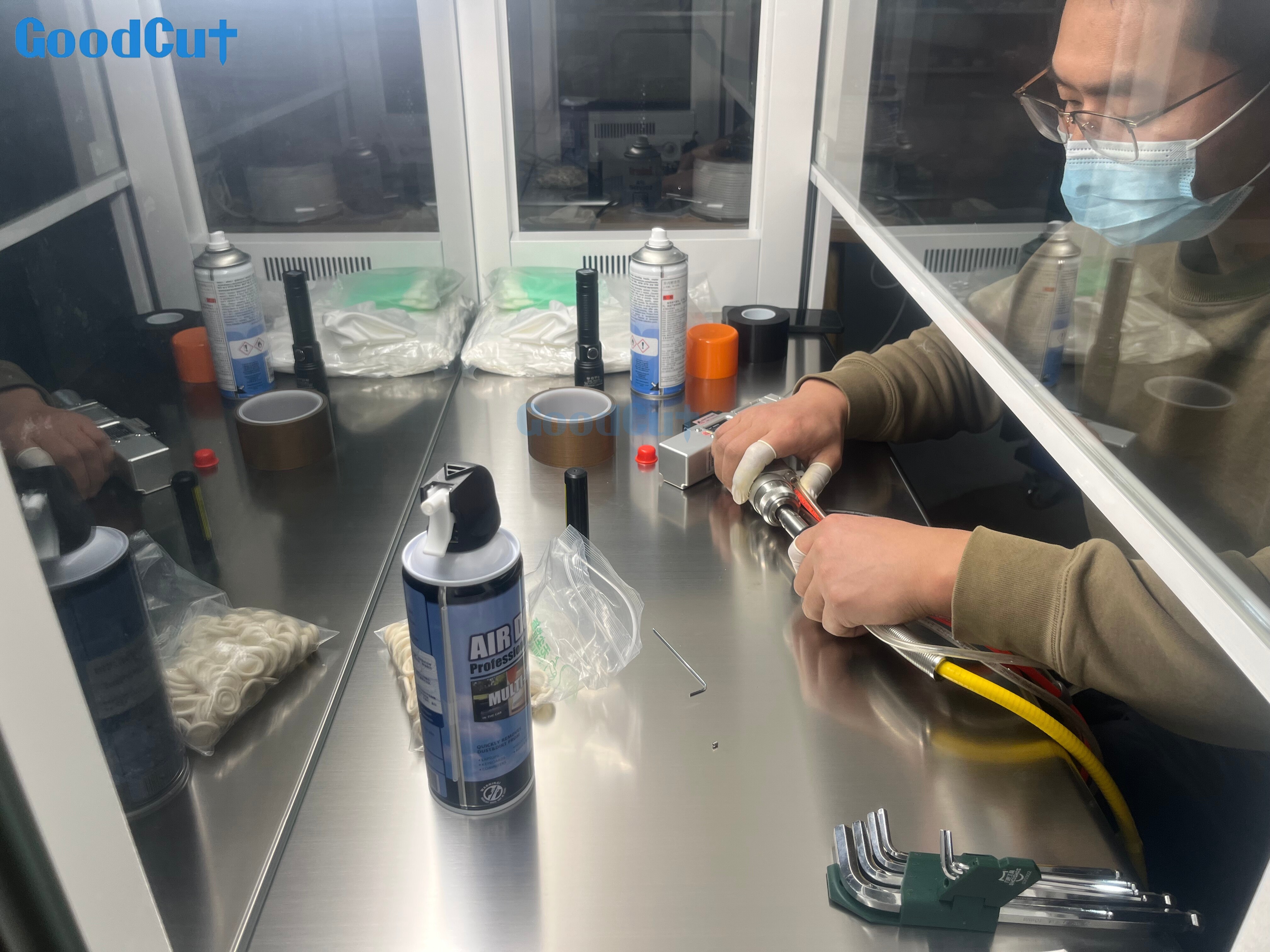 Instale el cabezal láser y el láser en un entorno libre de polvo