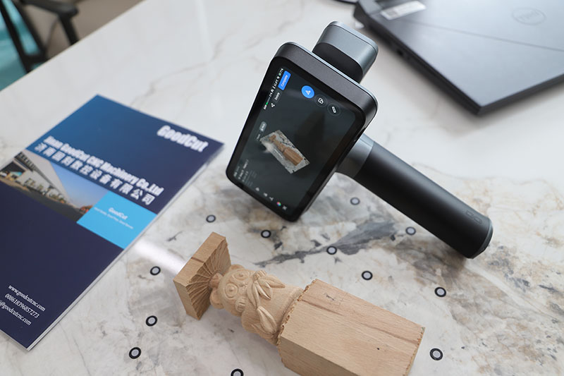 Escáner 3D inalámbrico de mano EinScan Rigil con fuente de luz híbrida