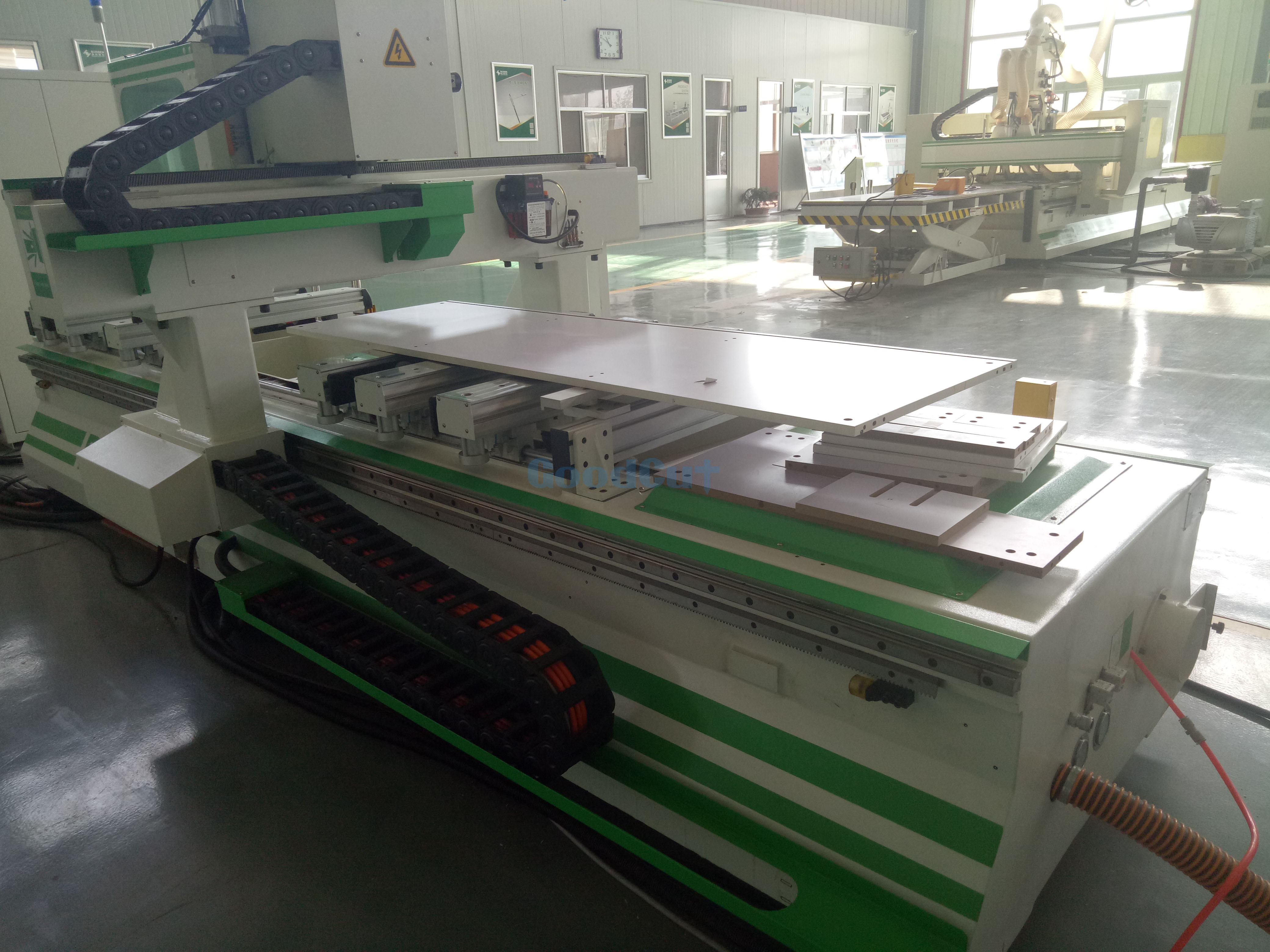 Fresado, ranurado y mecanizado eficientes de 5 caras para muebles de panel CNC con cambiador de herramientas lineal ATC y bloque de vacíos PTP Wo