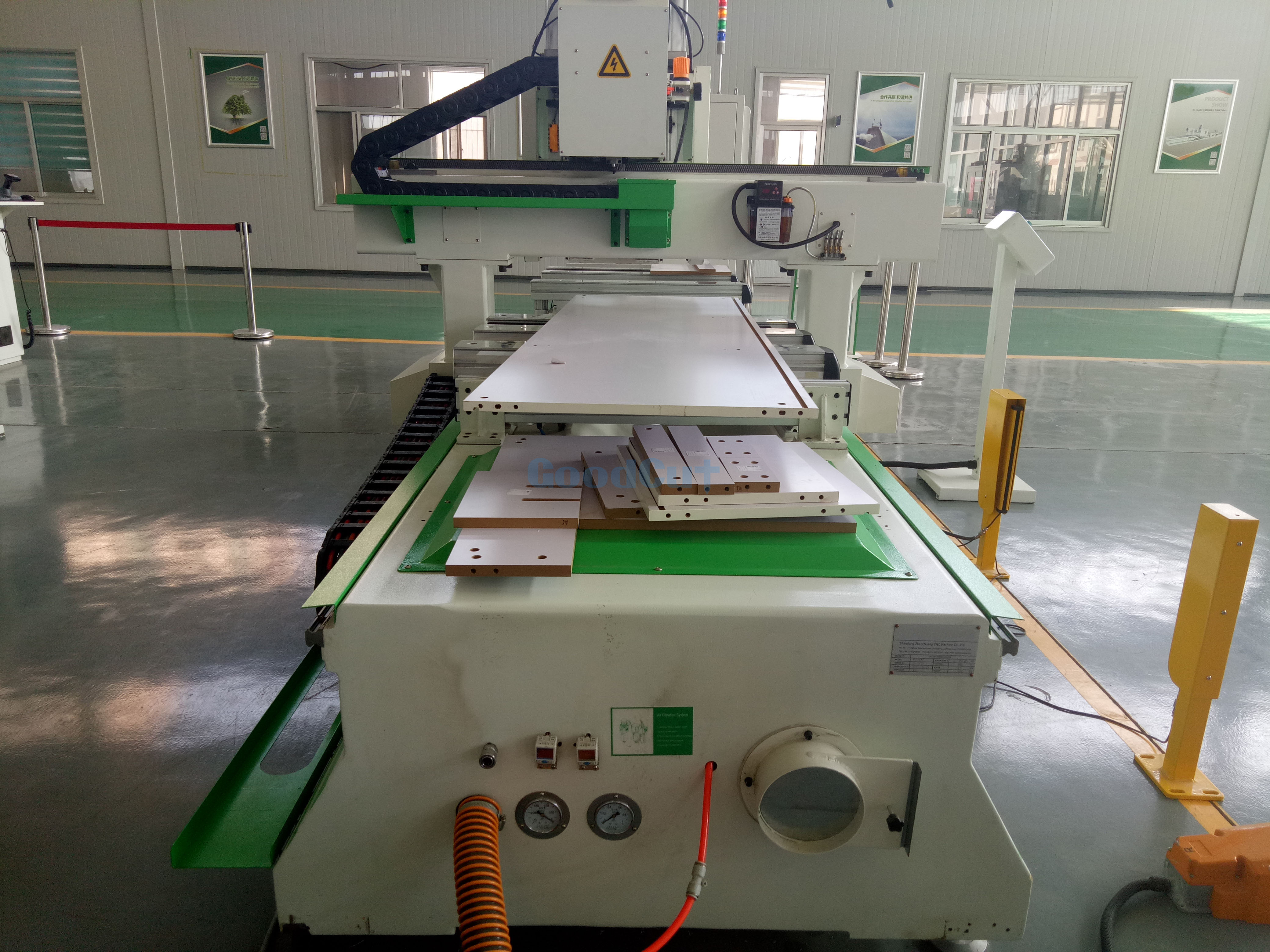 Fresado, ranurado y mecanizado eficientes de 5 caras para muebles de panel CNC con cambiador de herramientas lineal ATC y bloque de vacíos PTP Wo