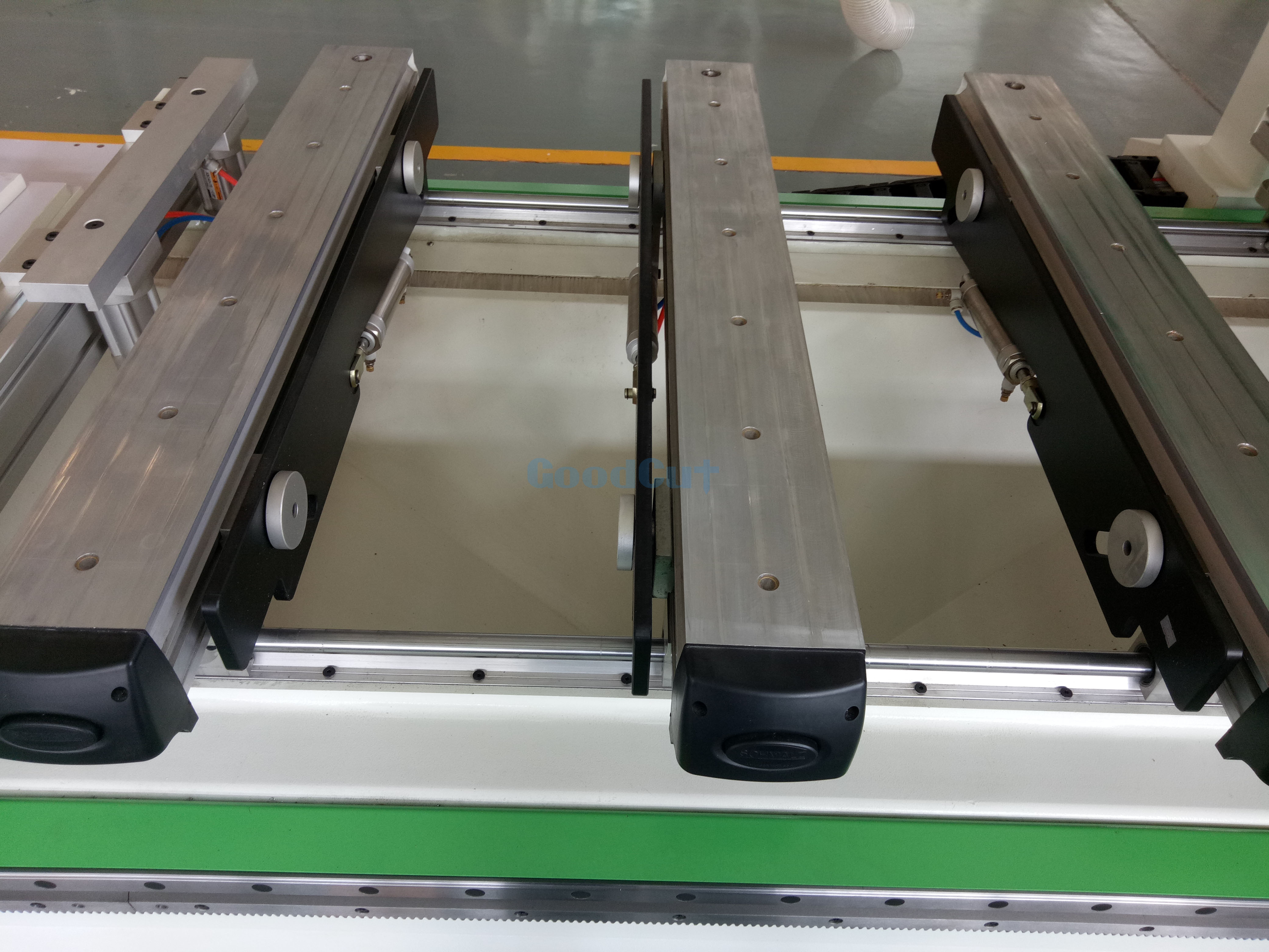 Fresado, ranurado y mecanizado eficientes de 5 caras para muebles de panel CNC con cambiador de herramientas lineal ATC y bloque de vacíos PTP Wo