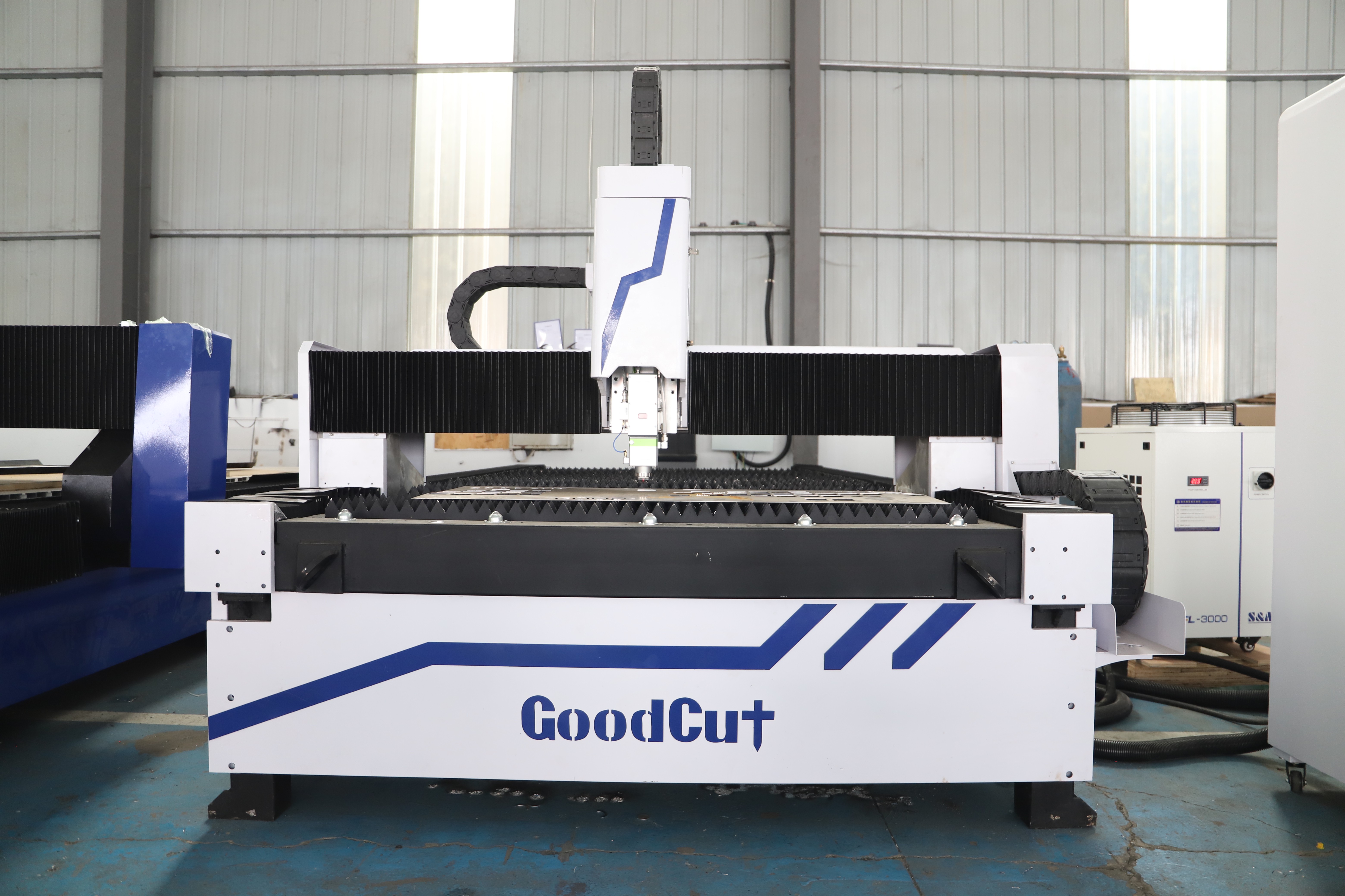 Máquina de corte láser de fibra de estructura dividida GC1530F para cortar acero inoxidable y acero al carbono