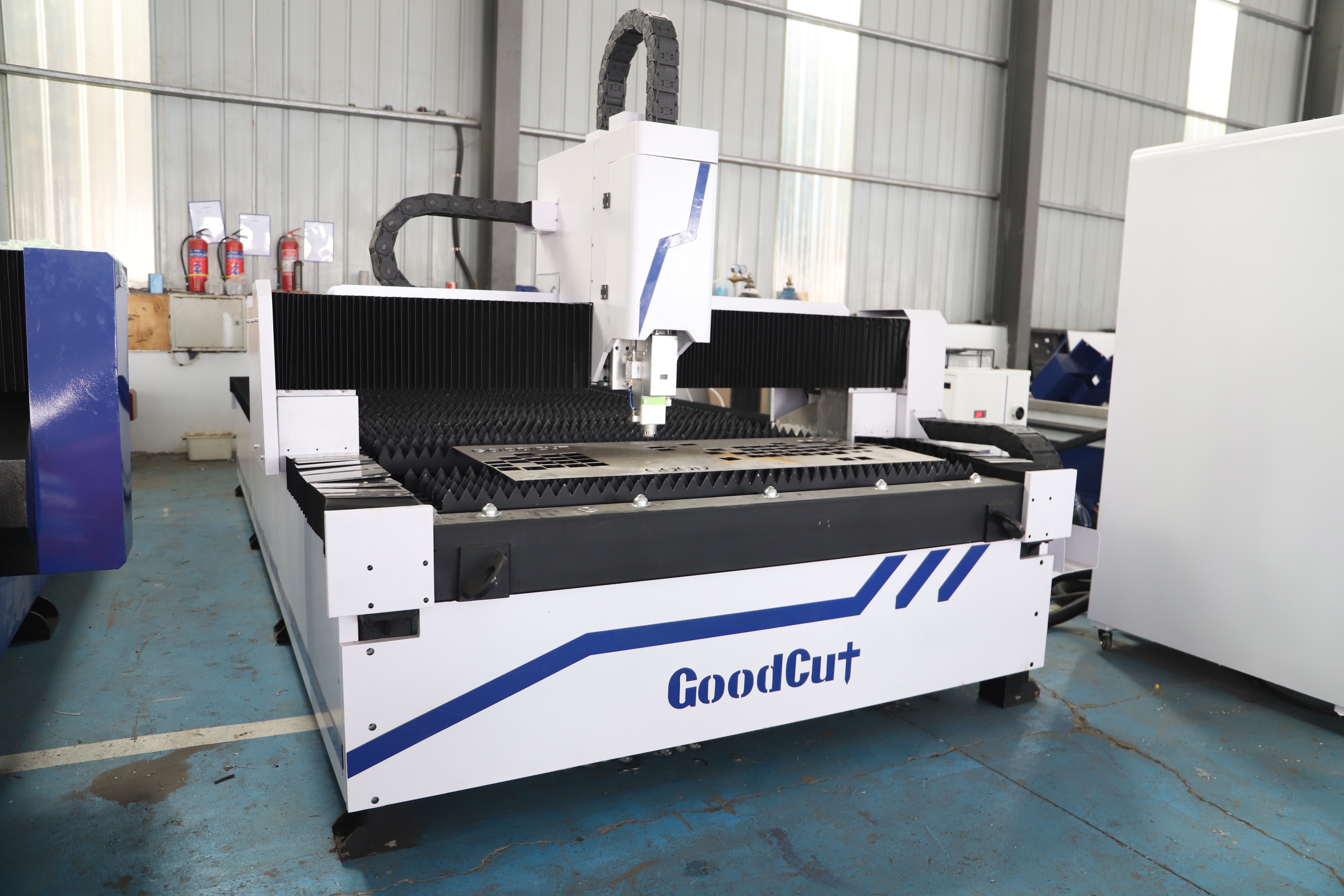 Máquina de corte láser de fibra de estructura dividida GC1530F para cortar acero inoxidable y acero al carbono