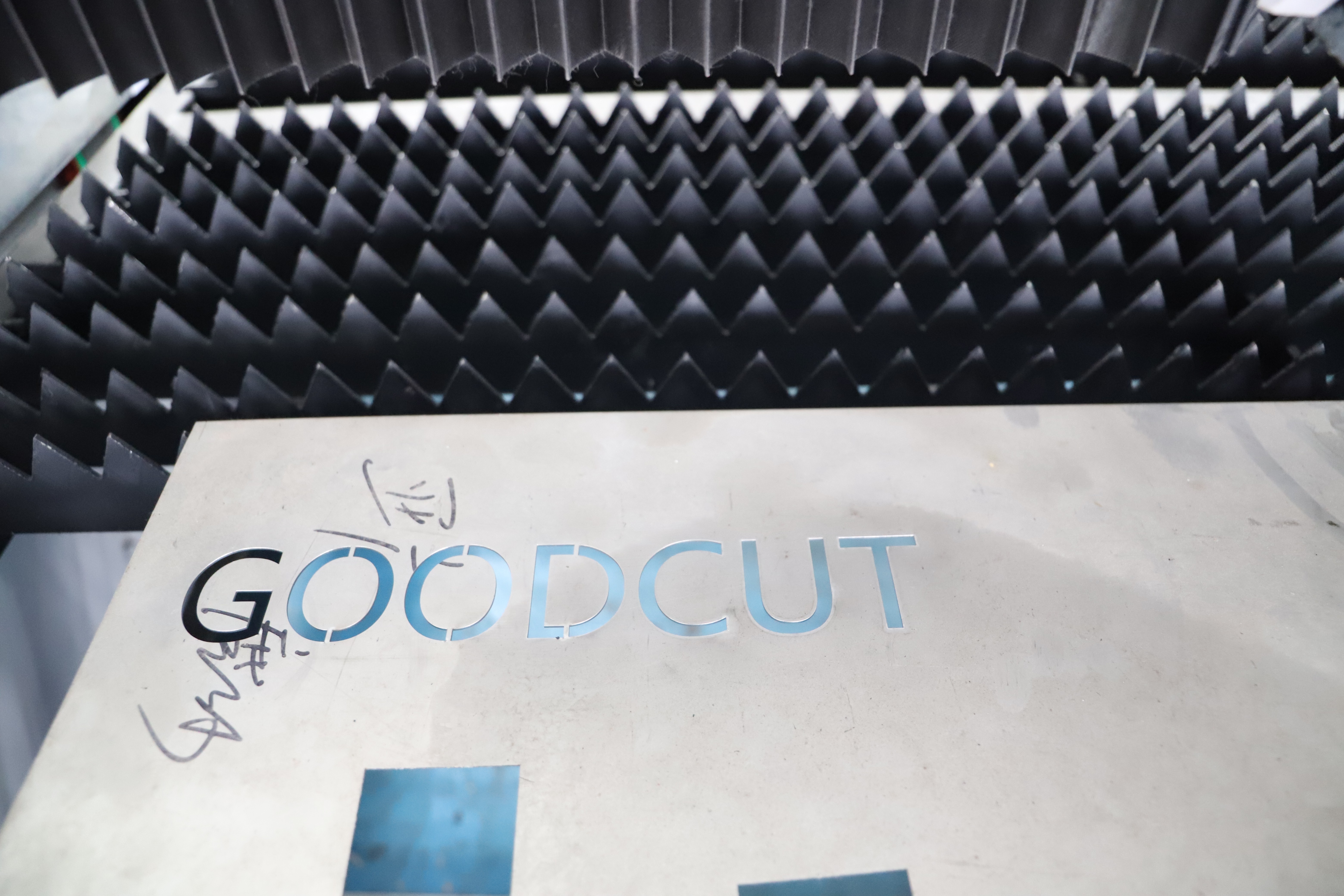 Máquina de corte láser de fibra de estructura dividida GC1530F para cortar acero inoxidable y acero al carbono