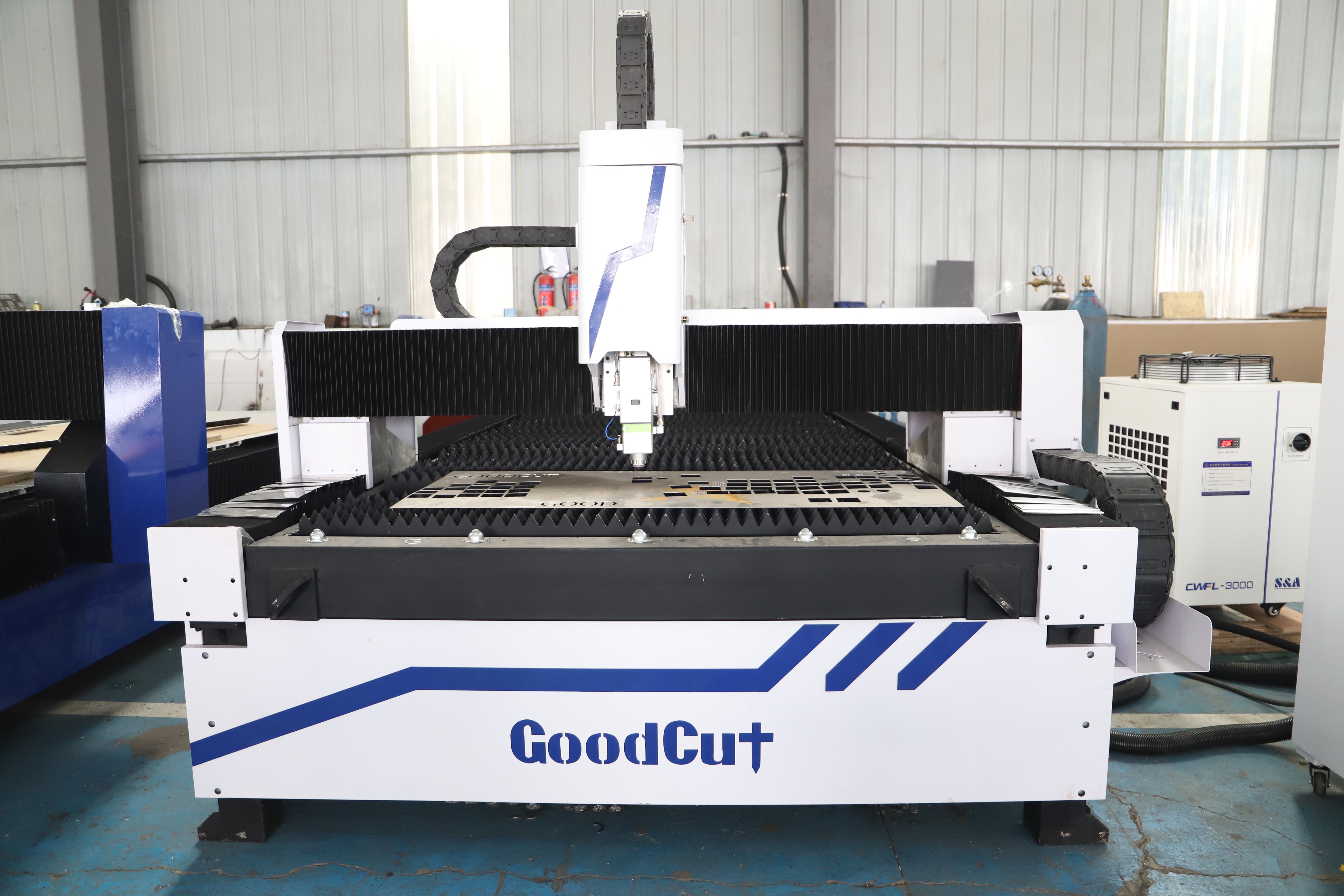 Máquina de corte láser de fibra de estructura dividida GC1530F para cortar acero inoxidable y acero al carbono