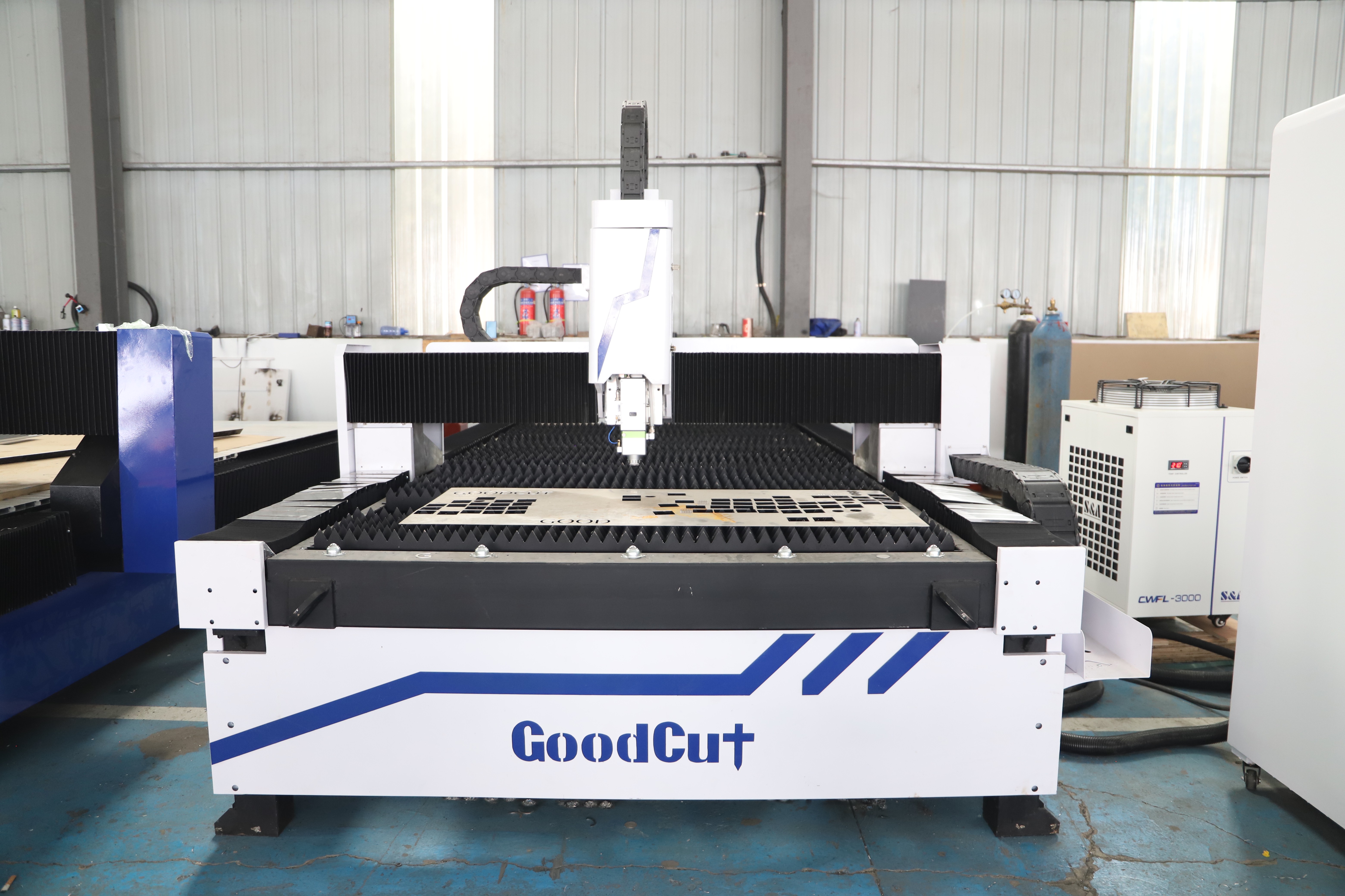 Máquina de corte láser de fibra de estructura dividida GC1530F para cortar acero inoxidable y acero al carbono