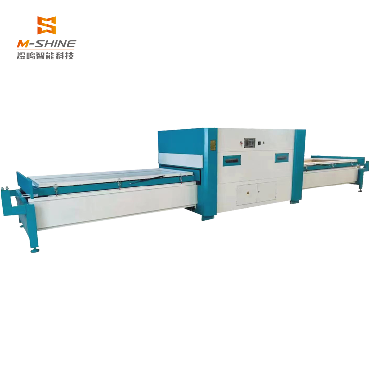 Машина для вакуумного прессования ПВХ-мембраны для ламинирования дверей из МДФ.