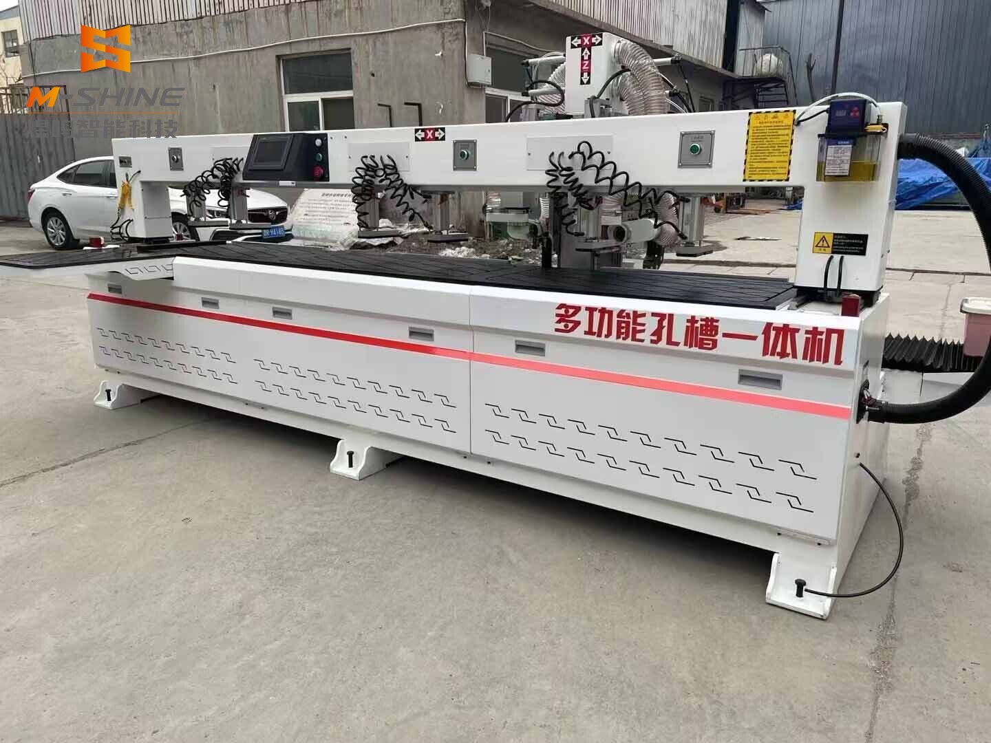 Эффективный станок для сверления боковых отверстий обеспечивает точную и бесшовную интеграцию оборудования