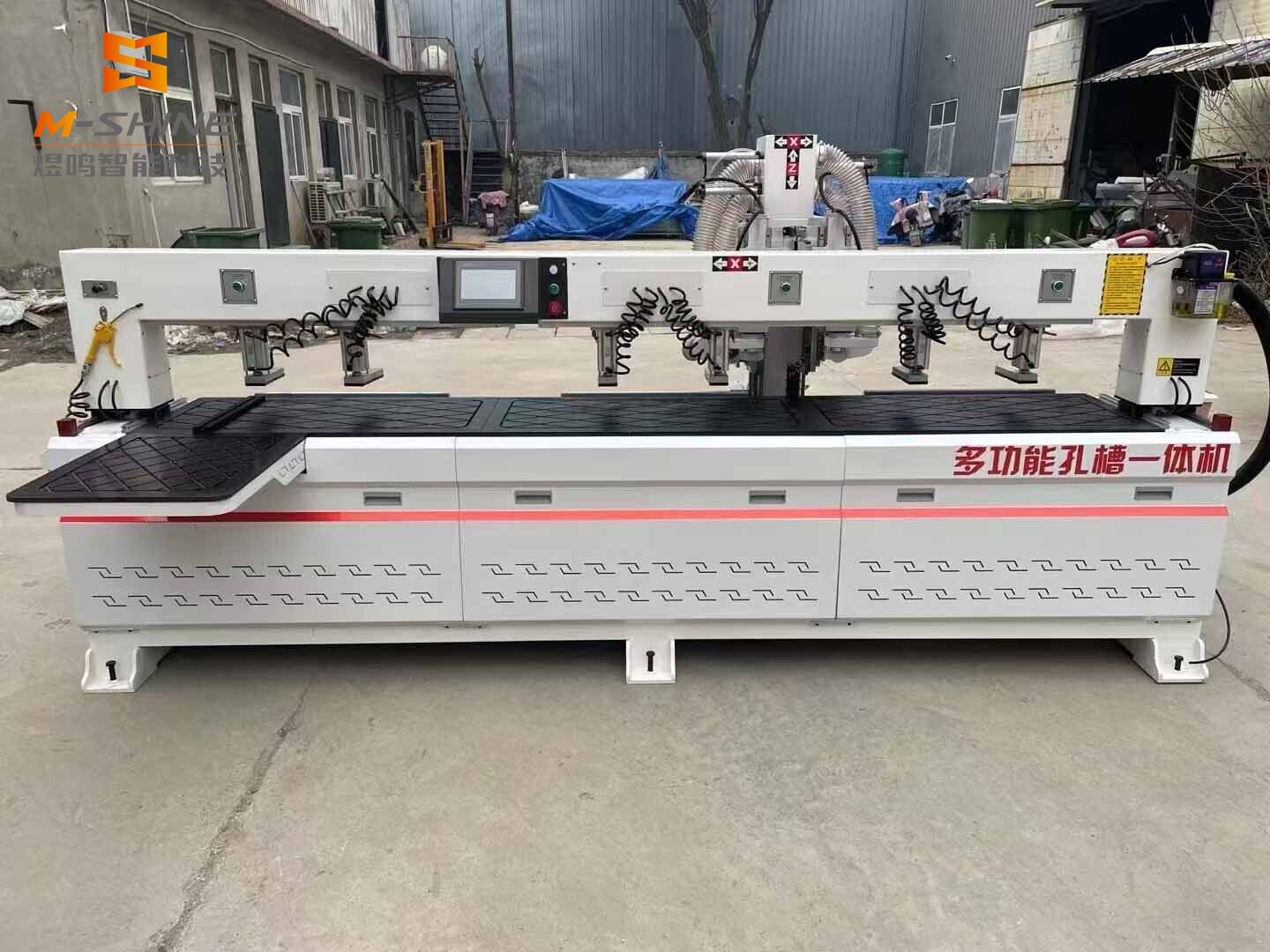 Эффективный станок для сверления боковых отверстий обеспечивает точную и бесшовную интеграцию оборудования