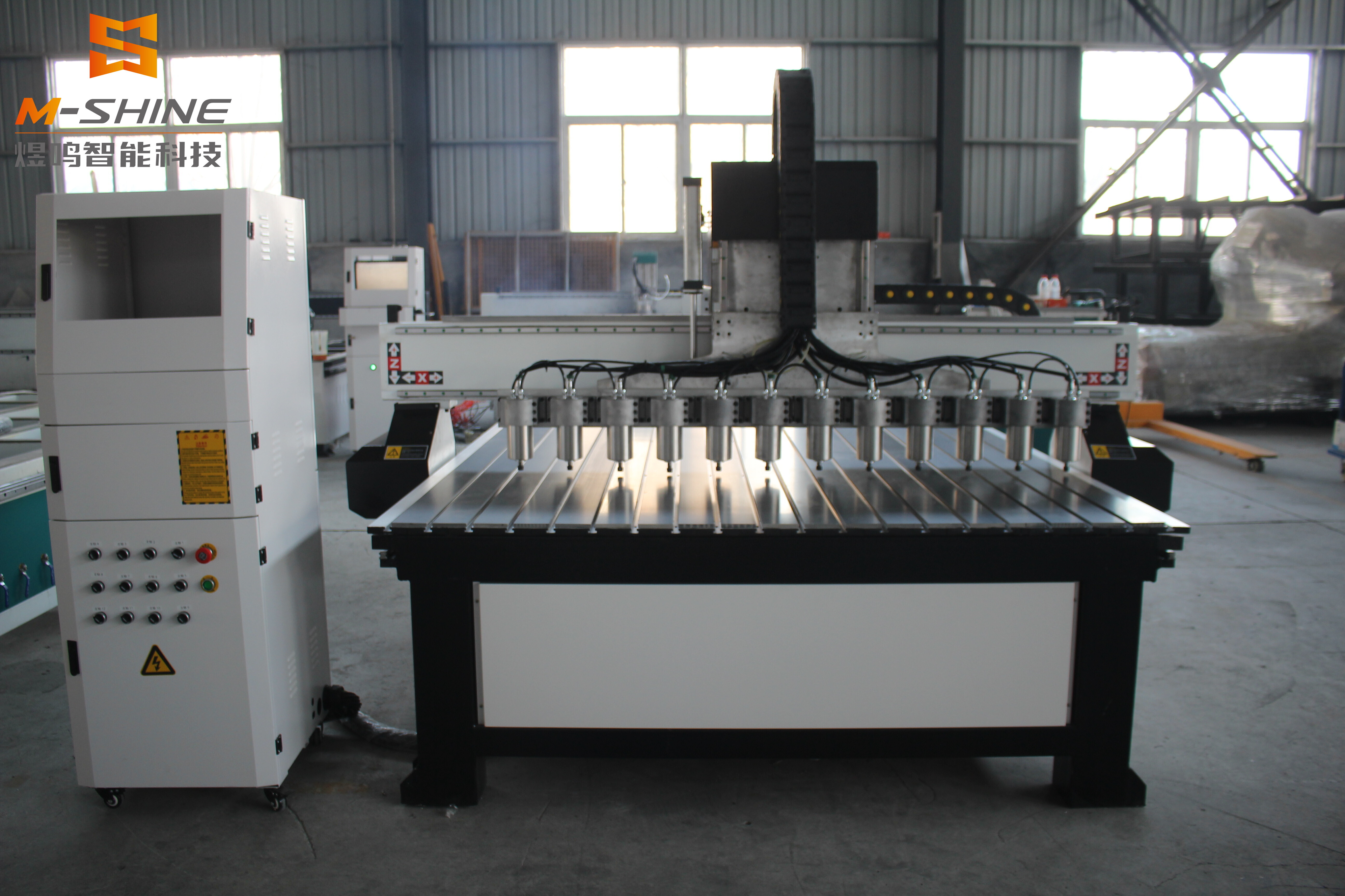 Независимый многоголовочный гравировальный станок по дереву