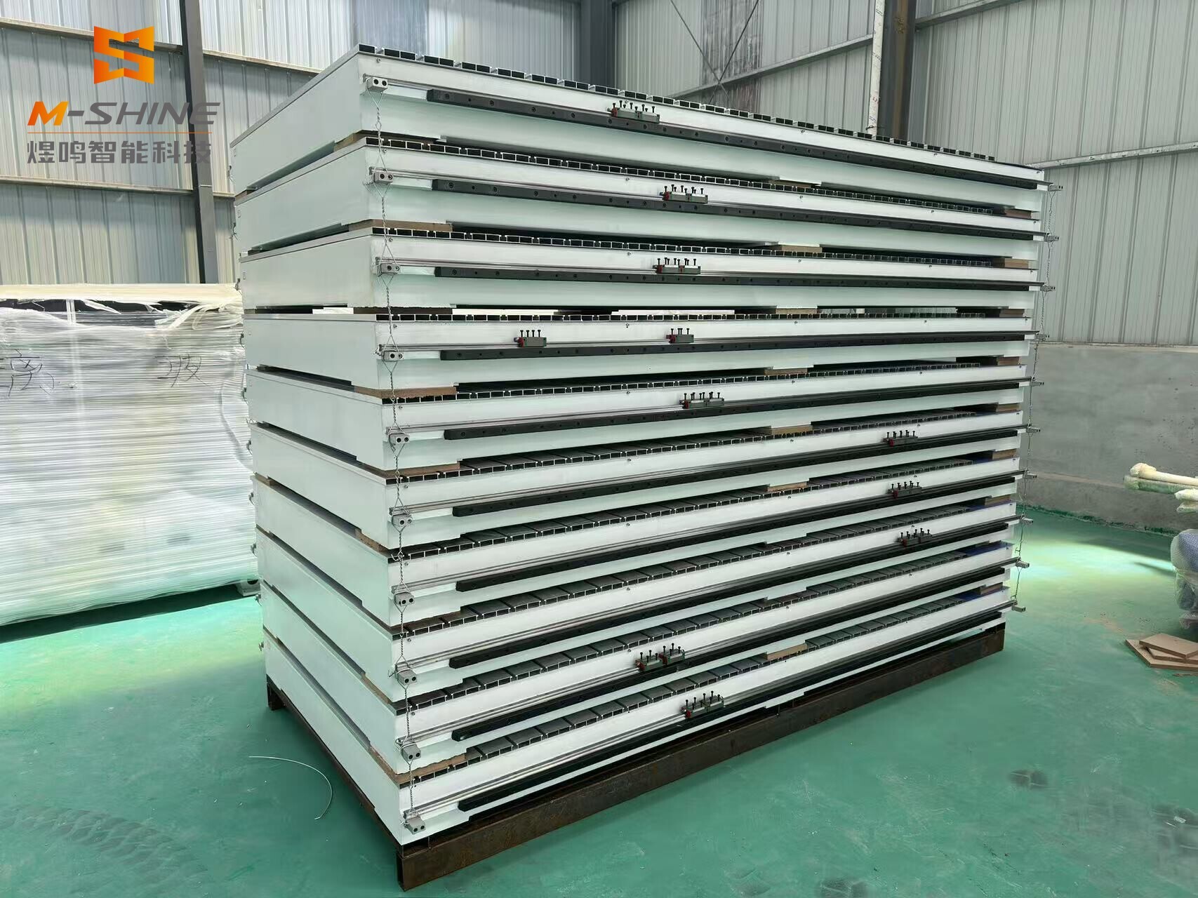 40-футовый контейнер ловко загружен 24 большими станками с ЧПУ Atc, а команда по погрузке и разгрузке демонстрирует пространственную магию