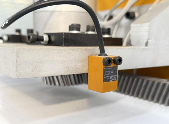 Правильное различие между жесткими направляющими и проволочными направляющими для деревообрабатывающих ATC ЧПУ станков