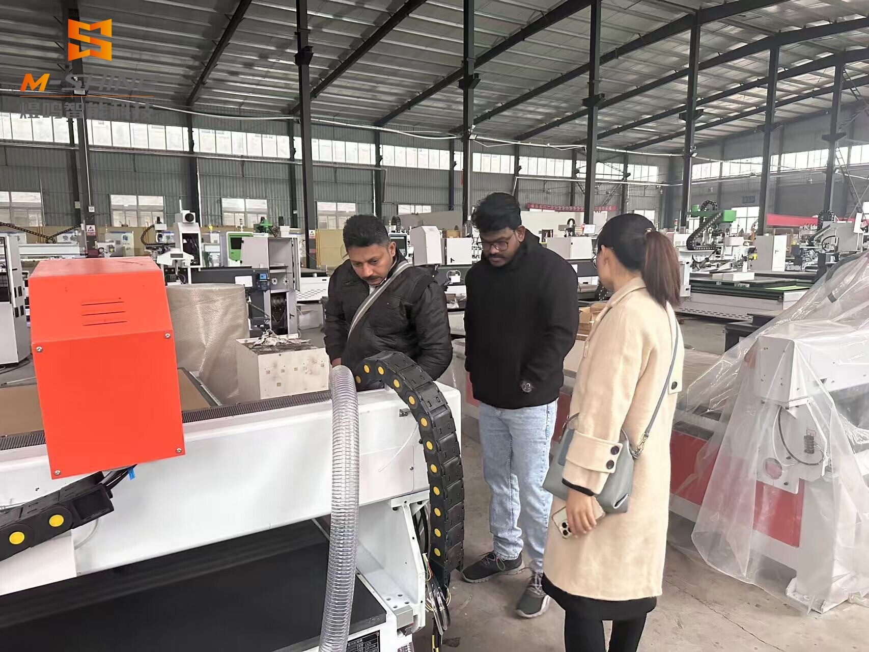 Другой индийский заказчик провел инспекцию на месте и заказал 10 единиц фрезерного станка с ЧПУ 1325 ATC