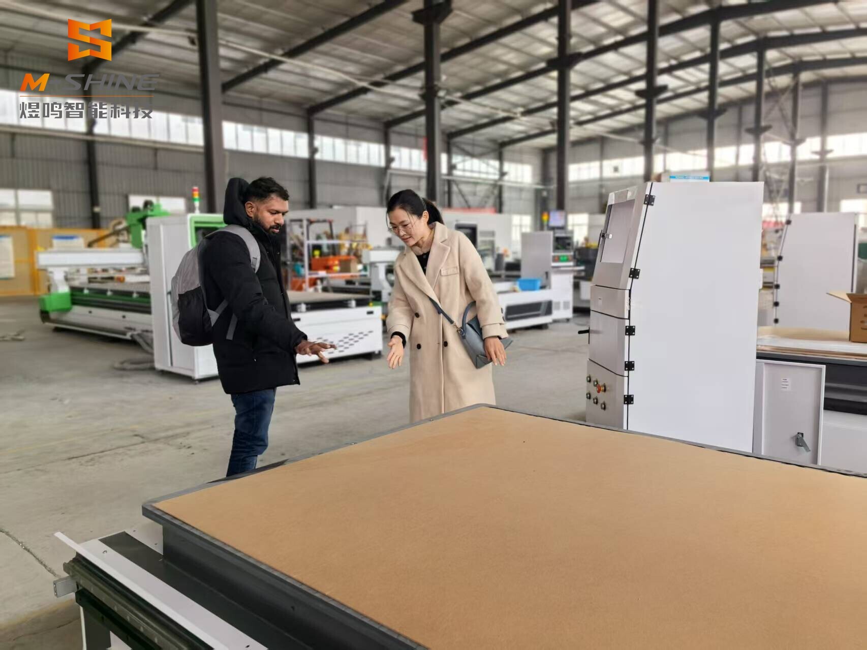 Индийские клиенты выбрали наш деревообрабатывающий фрезерный станок с ЧПУ издалека, что является свидетельством их самого большого доверия к нам!