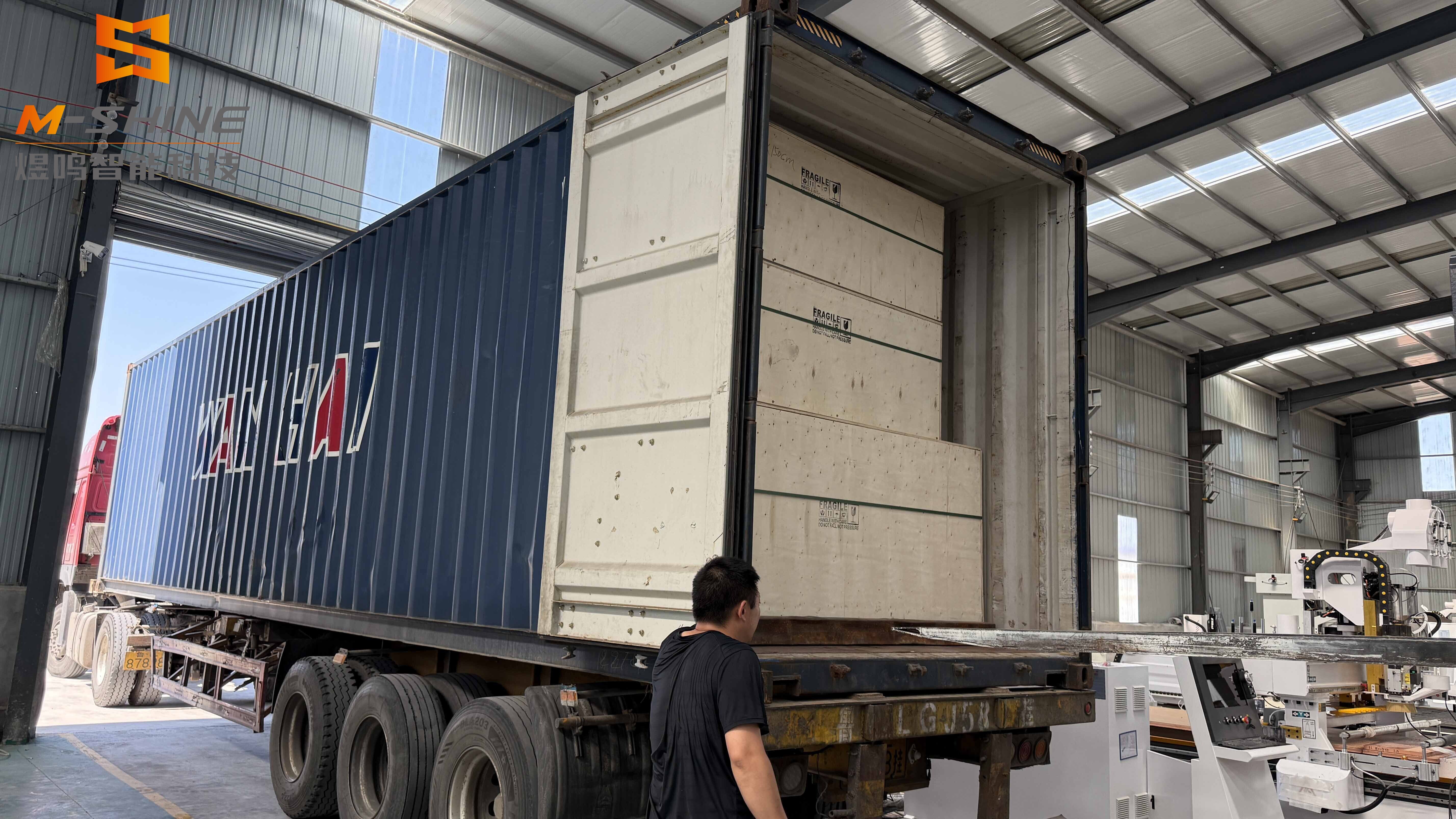 Несколько станков с ЧПУ для обработки дерева упакованы и отправлены в Великобританию