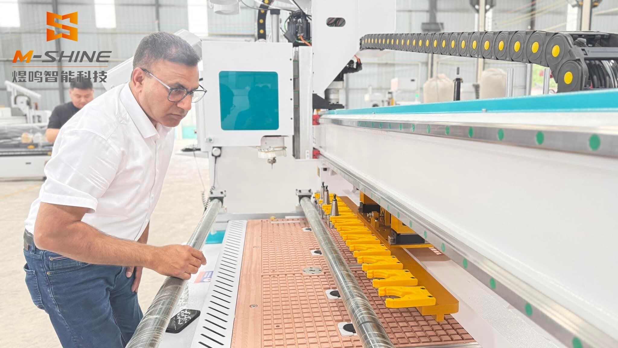 Великобритания клиент на месте инспекции JINAN M-SHINE, подписать соглашение о сотрудничестве - гнездовой фрезерный станок с ЧПУ