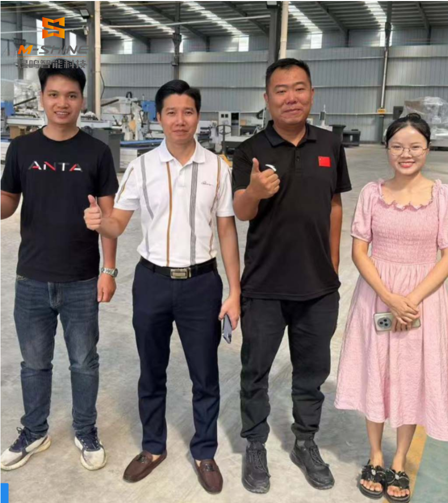 Филиппинские клиенты не боятся палящей жары и приезжают на завод для осмотра, заказа трех гнездовых станков с ЧПУ