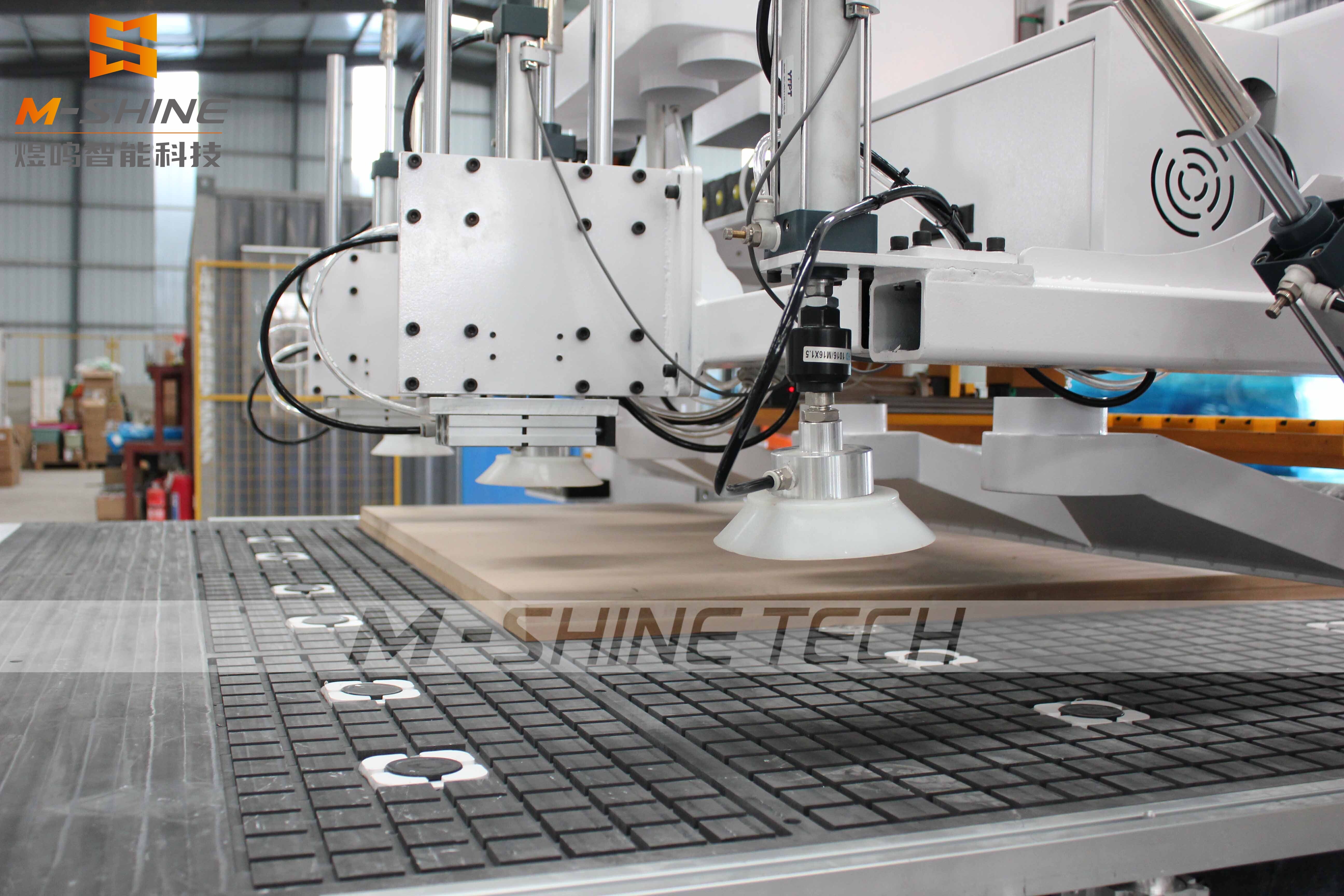 В области механической автоматизации с ЧПУ для деревообработки важность платформы для загрузки/разгрузки и системы транспортировки материалов