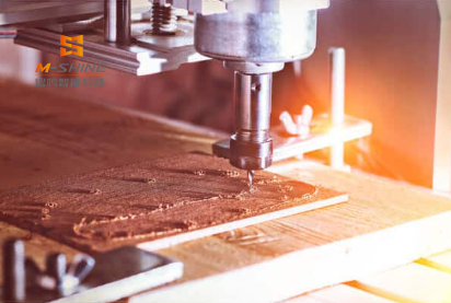 Как решить проблему аномального шума главного двигателя станка для обработки дерева с ЧПУ