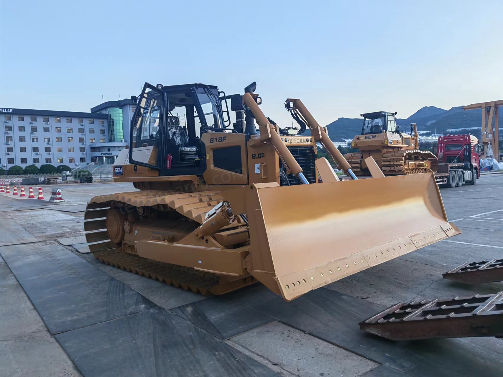 Бульдозер SEM 818F 18 тонн для тяжелых условий эксплуатации Бульдозер SEM 818F 18 тонн для тяжелых условий эксплуатации