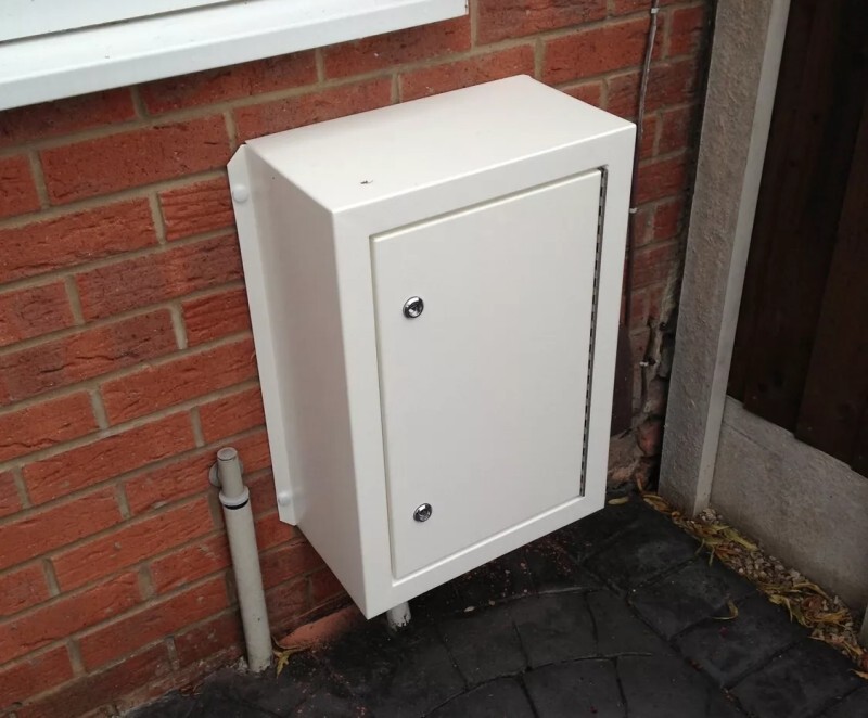 Caja de contadores sobre el suelo Caja de contadores sobre el suelo