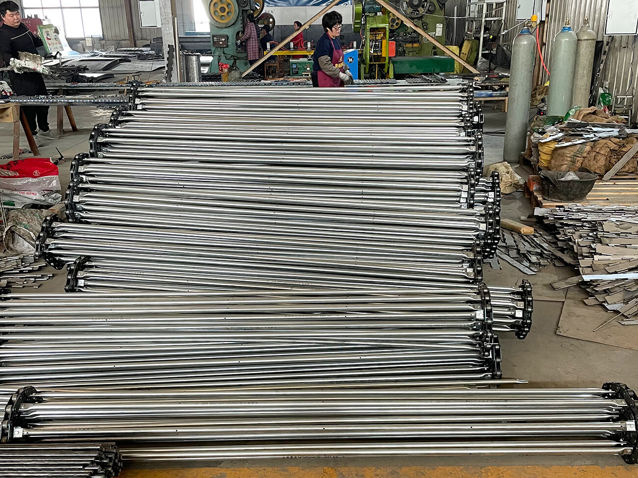 Konveyor poros pendukung