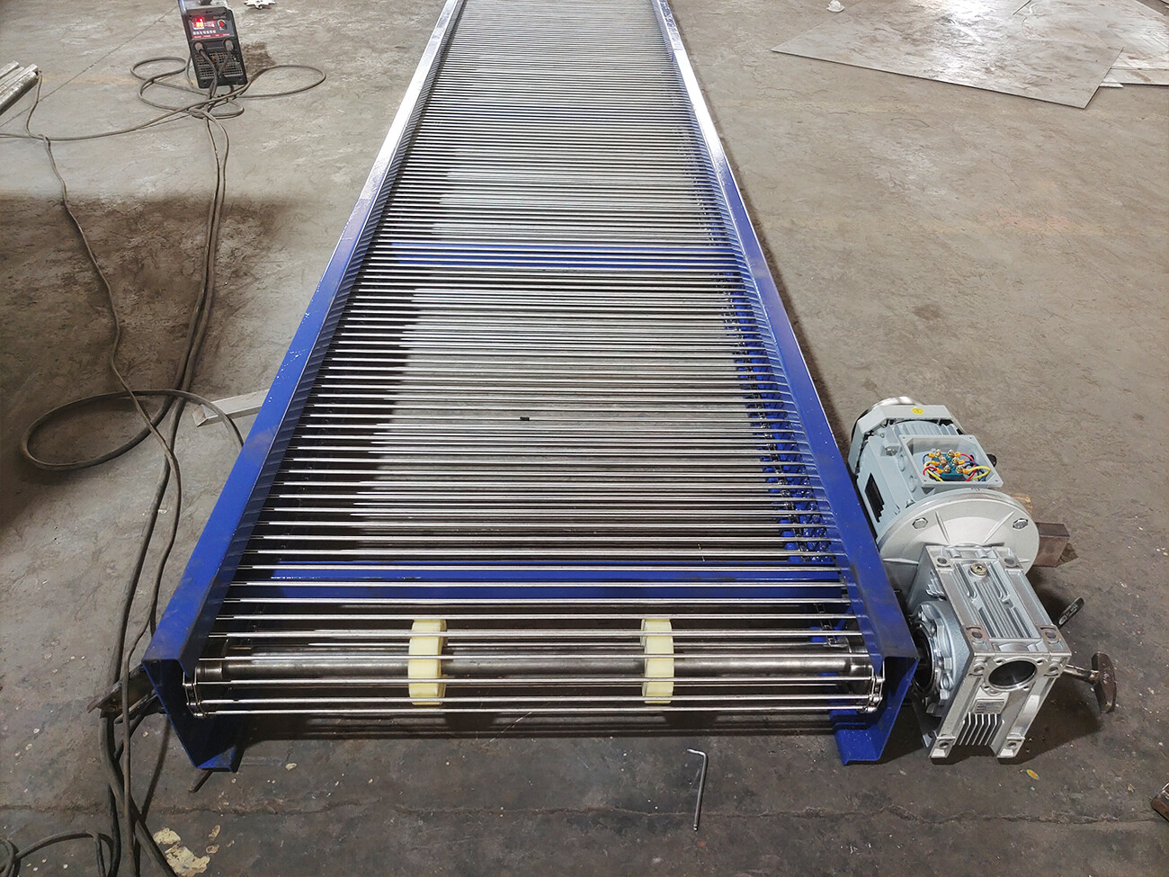 Konveyor poros pendukung