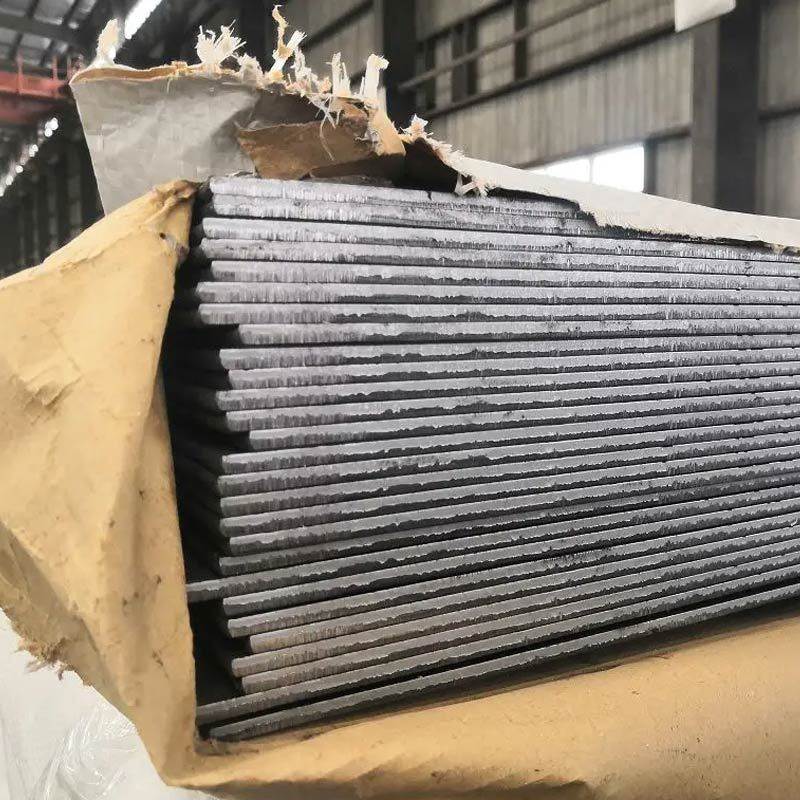 ¿Qué grosor debe tener la placa de acero al carbono para garantizar la integridad estructural?