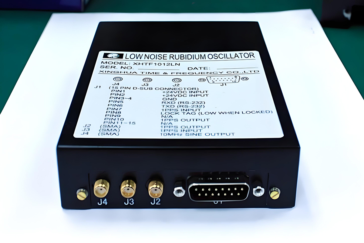 Рубидиевые атомные часы XHTF1012LN с низким уровнем фазового шума: Точная временная база для радиолокации и связи