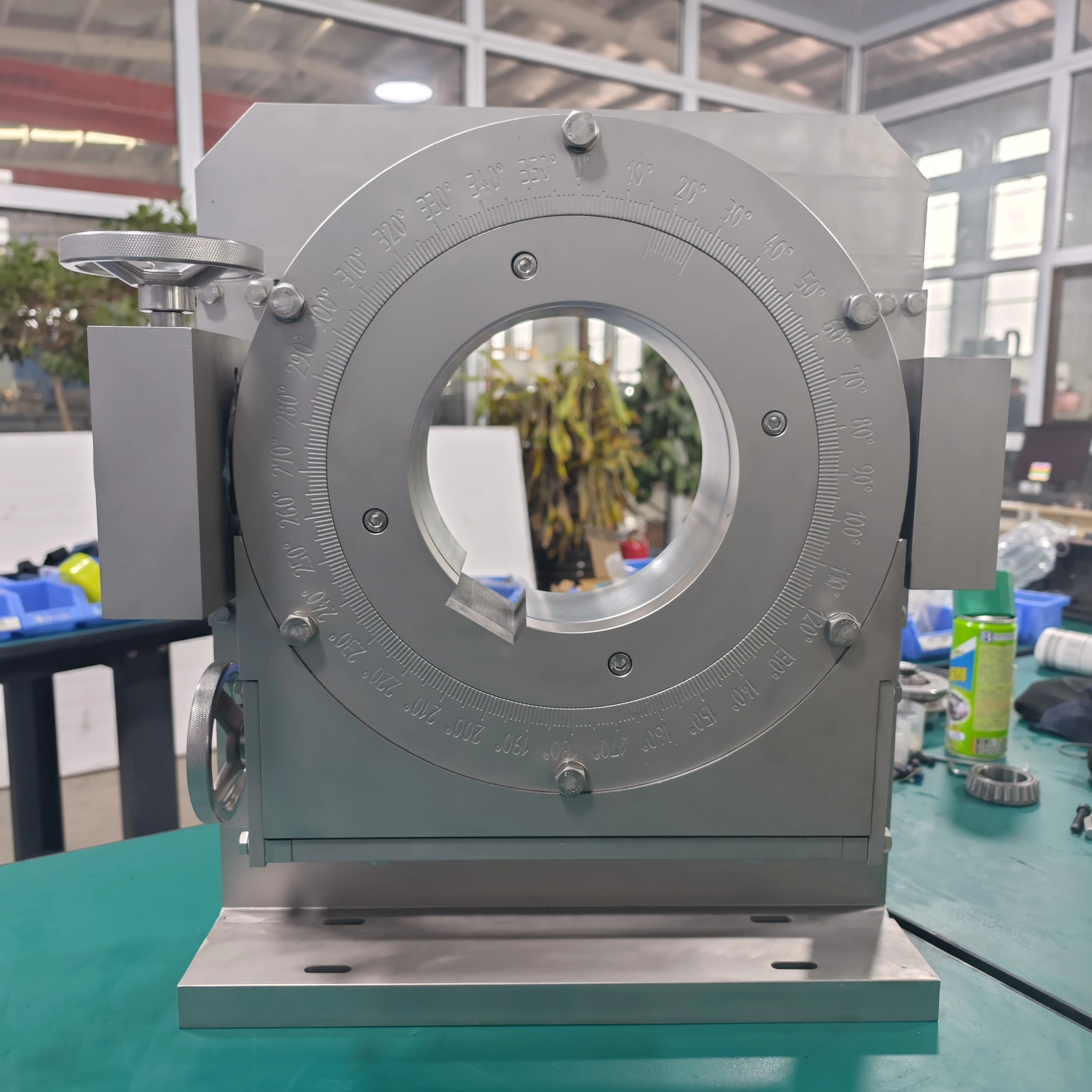 Non-standard non-magnetic worm gear reducer