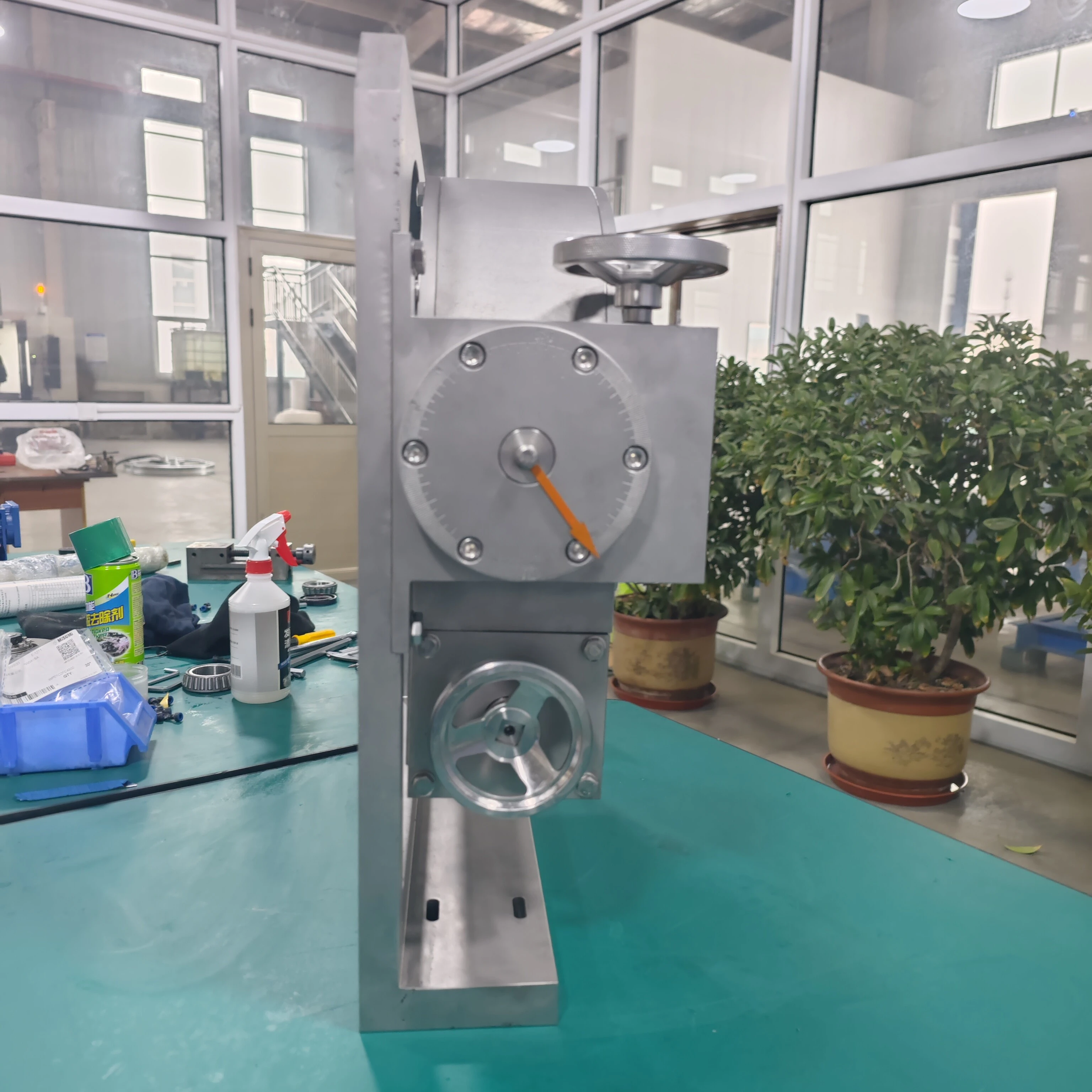 Non-standard non-magnetic worm gear reducer