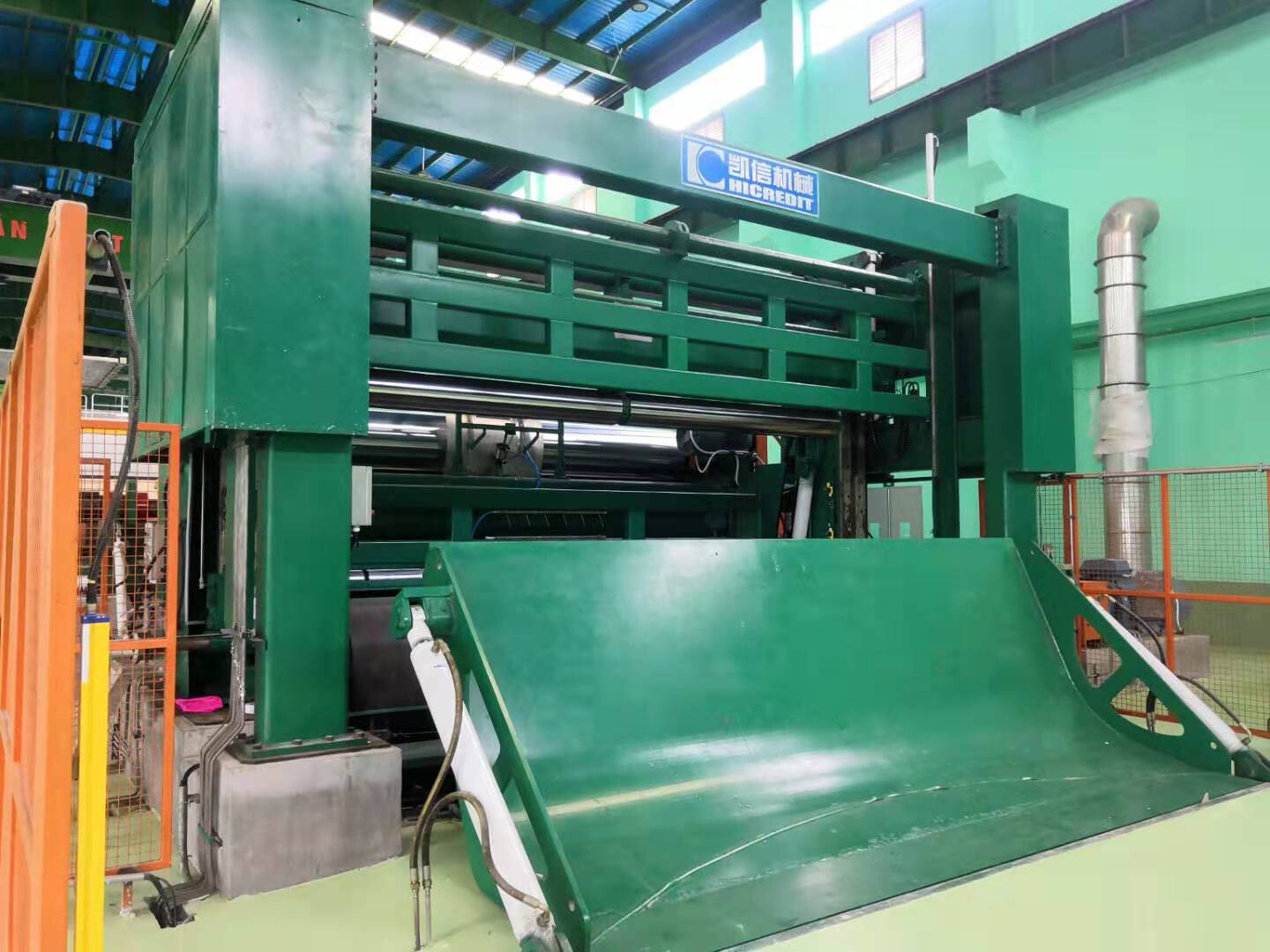 Lee & Man заказали семь высокоскоростных перематывающих машин у Hicredit Machinery