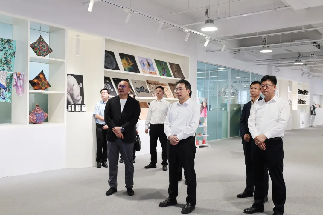 Miembro del Grupo del Partido de la Federación de Chinos de Ultramar de China y Vicepresidente Lian Xiaomin y su delegación visitaron el Grupo Tecnológico Jinhongfeng para una investigación.