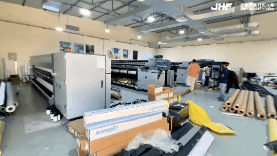 Три 5-метровых станка, работающие круглосуточно, помогают клиентам в Абу-Даби продолжать развивать свой бизнес.