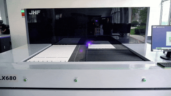 Revolucionando a tradição, fazendo uma grande diferença nos pequenos detalhes! A impressora de caracteres LX680 torna a impressão de placas de circuito mais clara.