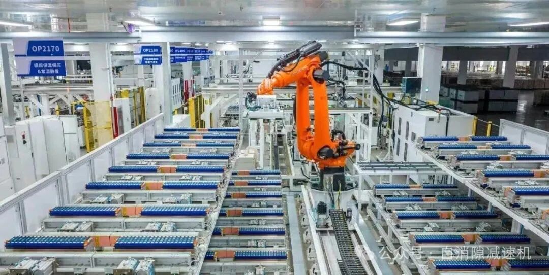 ロボットアームを使用するリチウム電池製造工程 リチウム電池製造ラインで稼働する産業用ロボットアーム