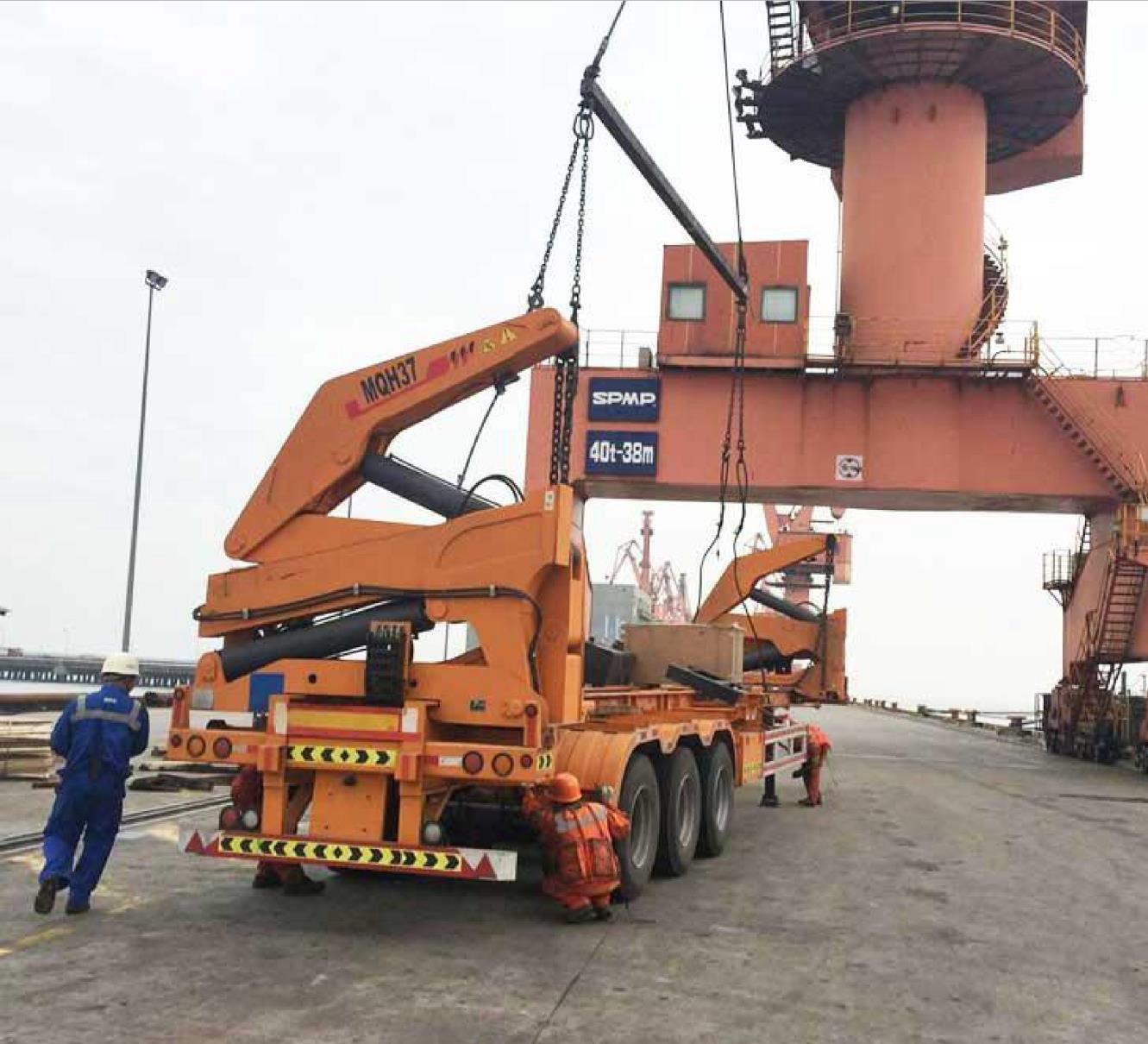 Полуприцеп с боковой загрузкой контейнеров