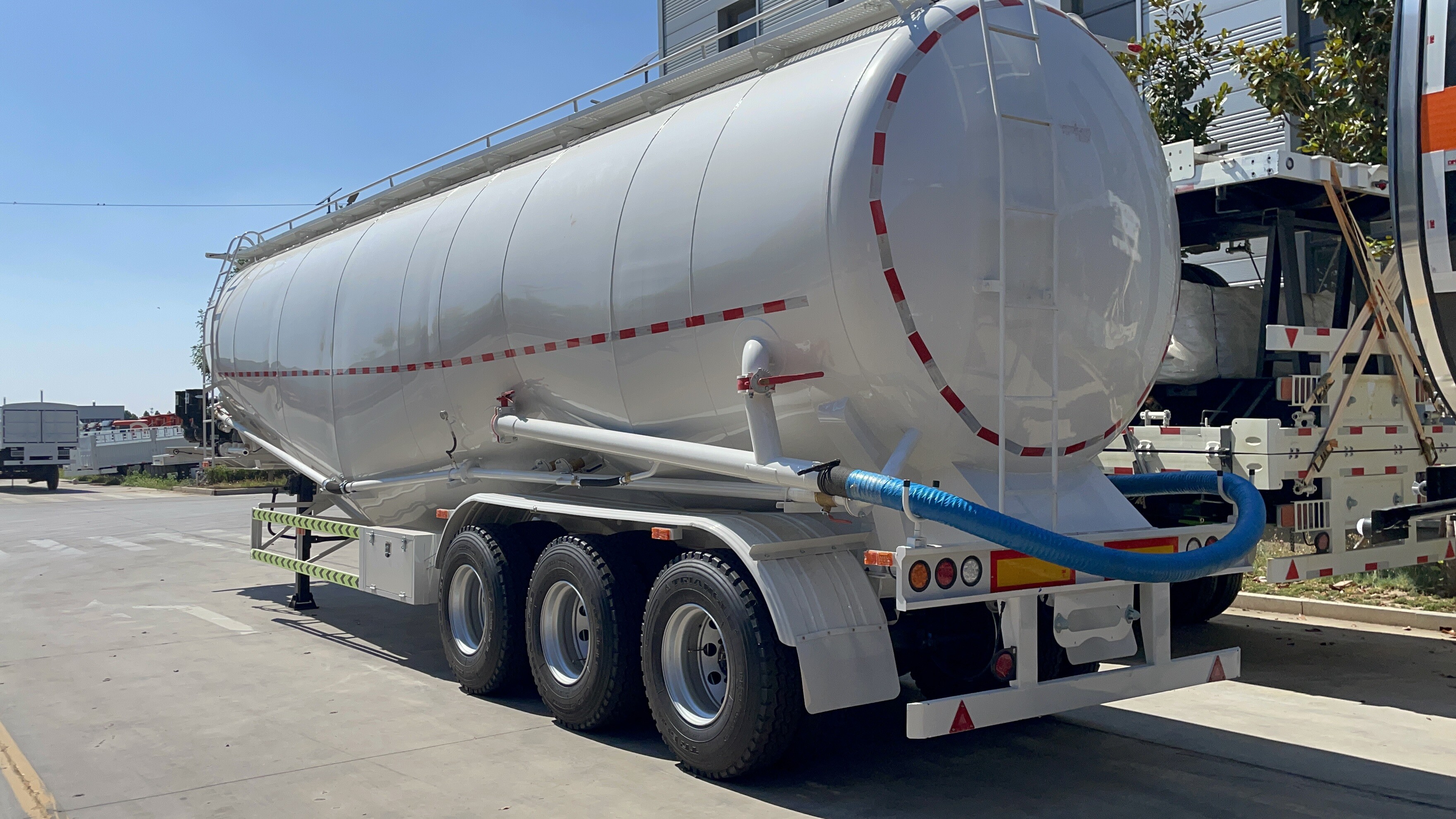 навальный цемент трейлер/навальный цемент танкер полуприцеп/цемент танкер трейлер для продажи