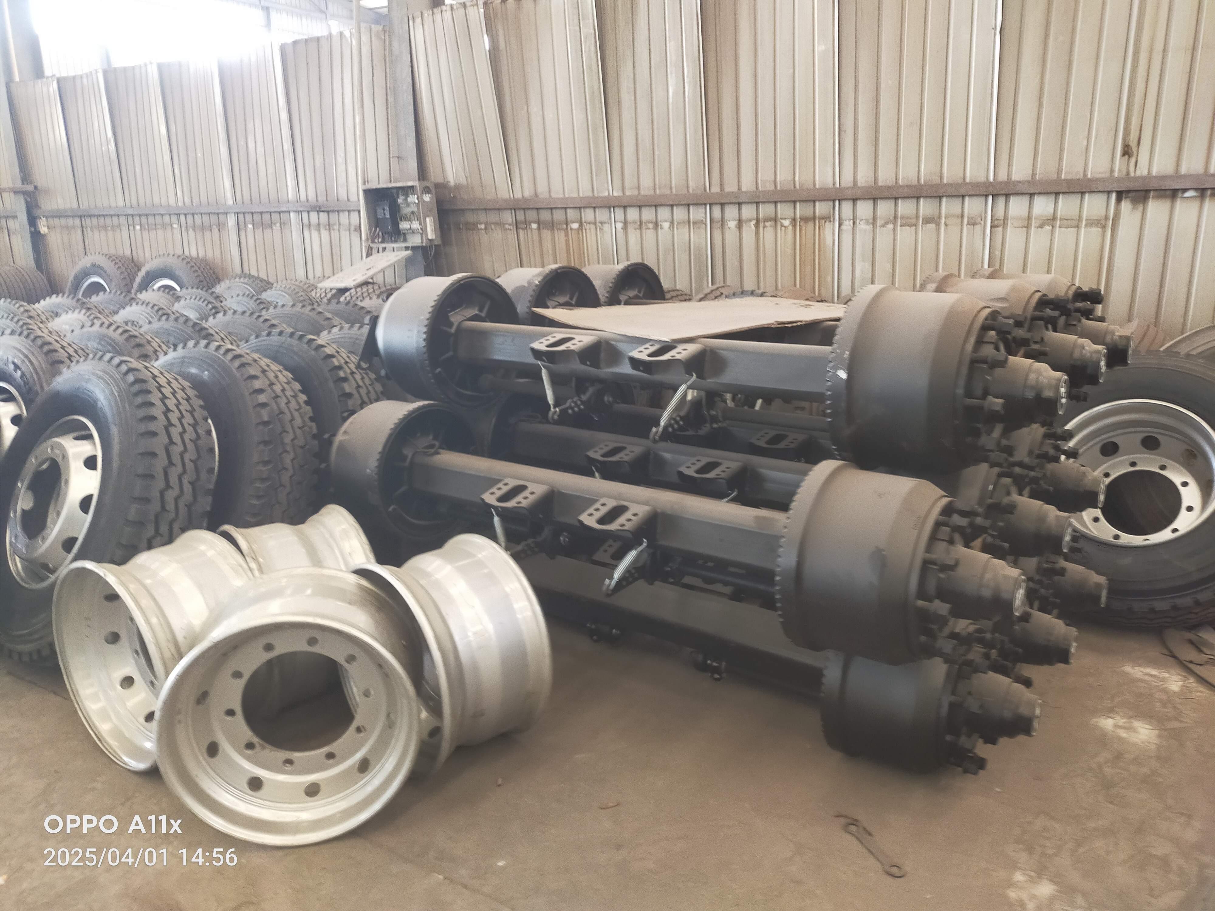 Как 6-тонный легкий боковой самосвальный полуприцеп Hezhong с водонепроницаемым бортом высотой 1,49 метра над землей сочетает легкость и безопасность