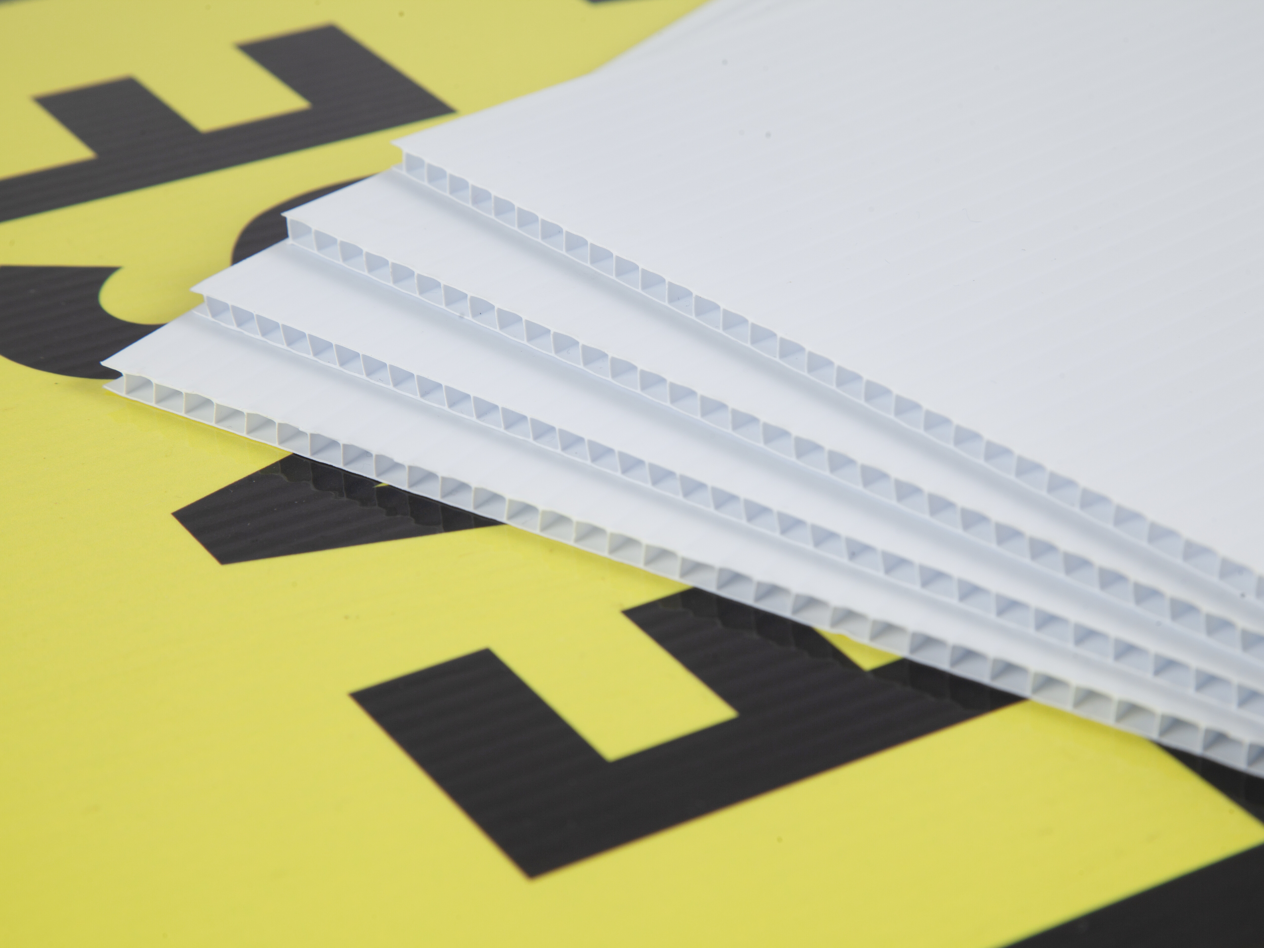 Рекламные щиты из пластика